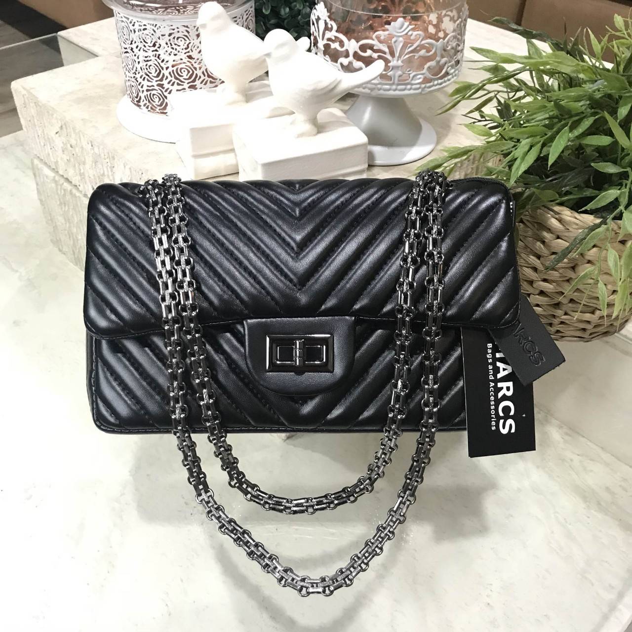 MARCS WOMAN QUILTED CHAIN SHOULD BAG New arrival! กระเป๋าสะพาย วัสดุหนังแกะสังเคราะห์ นิ่มสวย อยู่ทรง ลาย chevron สไตล์ Chanel ขนาดกำลังดี น้ำหนักเบา เปิดปิดด้วยตัวล็อคบิด พร้อมฝาปิดกระดุมแม่เหล็ก ภายในมีหลายช่อง ทั้งบริเวณด้านหน้า และฝาปิด ภายในกว้าง และ