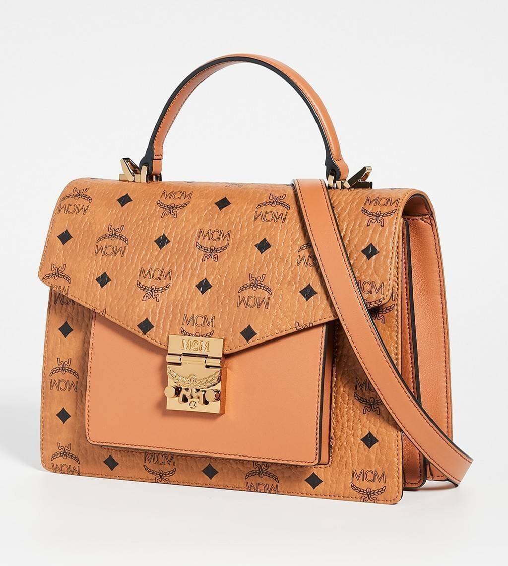 M.C.M MEDIUM PATRICIA SATCHEL IN VISETOS ไซส์กลางมาให้จับต้องแล้วจ้า!! รุ่นที่สาวๆต่างถามหา!! ต้องไอเท็มนี้เลย กระเป๋าถือ/สะพาย ทรงสวยหรู เหมาะกับทุกๆโอกาส ดีไซน์ออกมากึ่งเป็นทางการ แต่ใช้งานได้ทุกสไตล์ วัสดุหนังแคนวาสคุณภาพดีสลับหนังแท้ เปิด-ปิดด้วยตัวกด