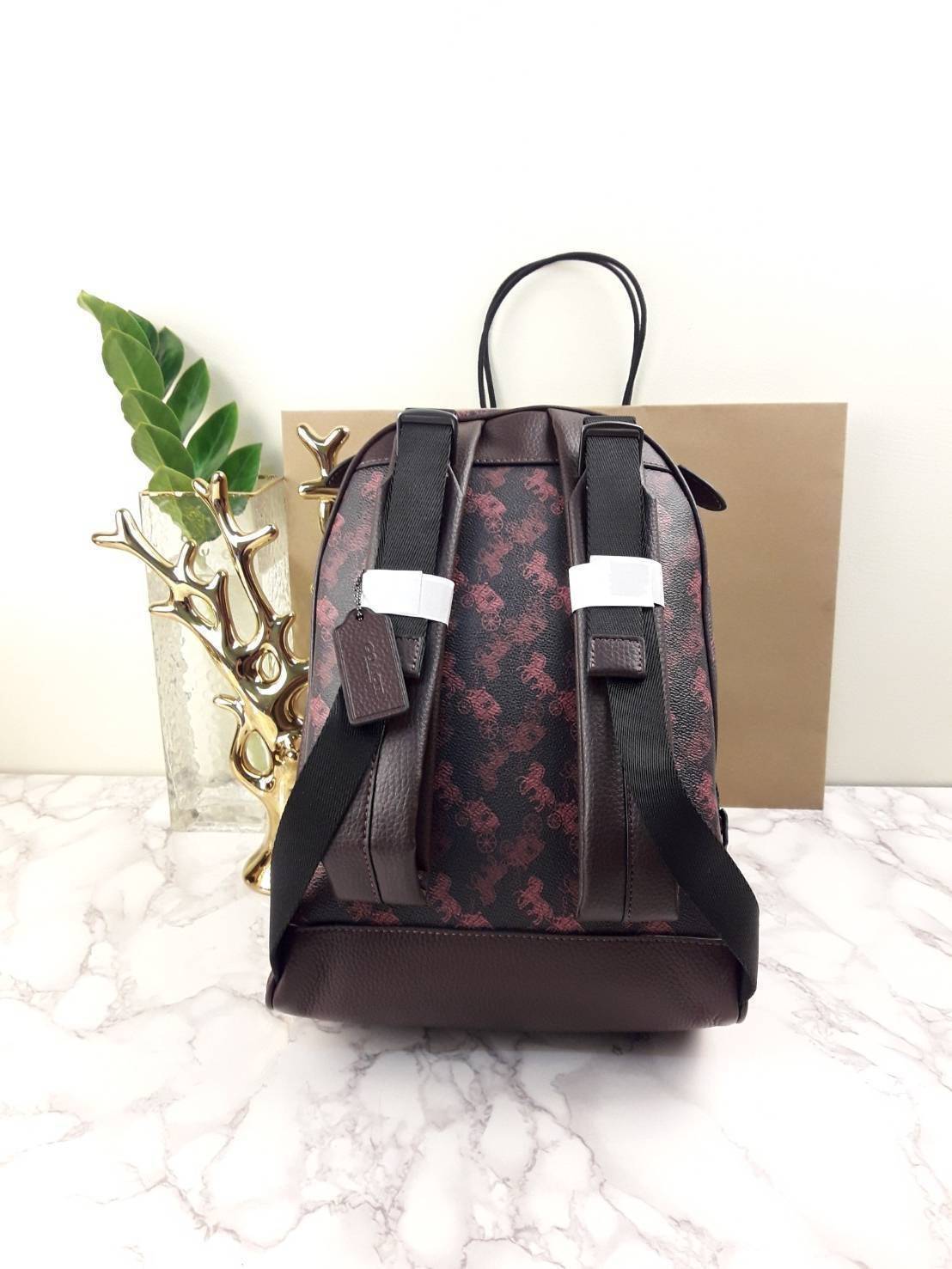 OUTLET 】COACH Barrow Backpack With Horse And Carriage Print And Hearts Oxblood (F79024) โดดเด่น ไม่จำเจ แถมใช้ดีไปอีก< 🌹สวยโดดเด่นอย่างลงตัว💃💃พลาดแล้ว พลาดเลยจ้ารอบนี้ // เป้รุ่นใหม่ canvas ผสมหนังแท้คุณภาพดี หนังนิ่มมือมากๆ ขนา
