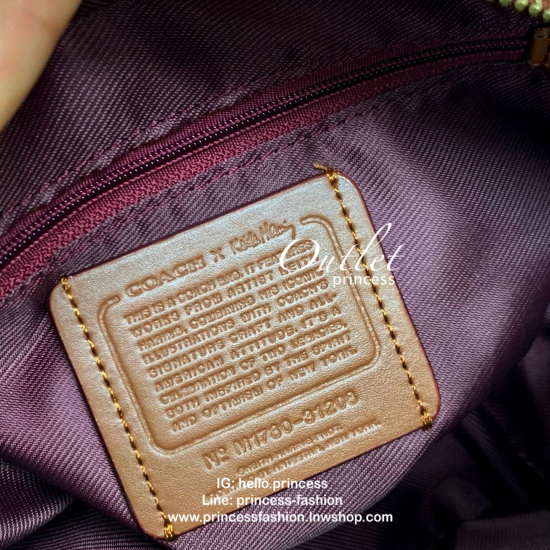 COACH SIGNATURE CROSSBODY BOX BAG ((F31208)) 🔺สินค้าขายดี กระเป๋าสะพายวัสดุหนังแท้ จาก coach factory outlet หนังนิ่ม ทรงสวย ตัวกระเป๋าลายแบรนด์ ตัดขอบหนังเรียบได้สวยงามค่ะ ด้านหน้า-หลัง มีช่องสำหรับใส่ของ เปิดปิดกระเป๋าแบบซิป ที่จับเป็นพวงหนังอะไห