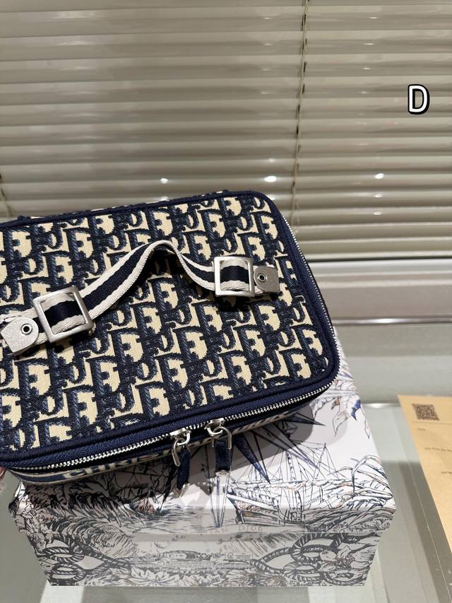 กระเป๋าใส่เครื่องสำอางใบกลาง จุของได้เยอะ มาพร้อมกับลวดลาย Oblique ปักอย่างประณีตและประดับด้วยสัญลักษณ์ Christian Dior Paris มาพร้อมสายสะพายและหูจับในตัว ปรับเปลี่ยนใช้งานได้ตามสไตล์ บอกเลยว่าไอเท็มนี้ฮอตมาก สาวๆห้ามพลาดเด็ดขาดเลยจ้า
