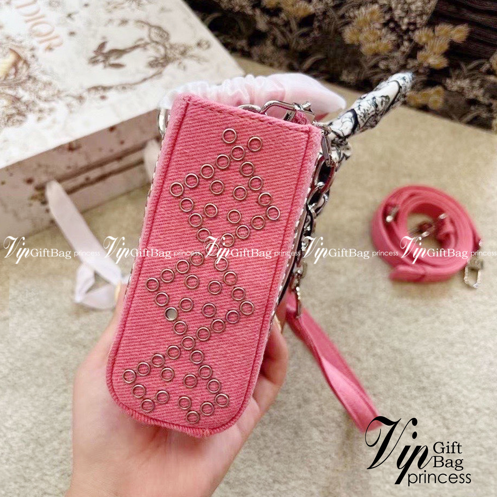 DIOR D-Joy Bag Cannage Denim / Dior Lady Bag กระเป๋าสะพายดิออร์ใบนี้คือราชนิกุลมากแม่ความเลดี้ดิออร์ที่เกินต้าน งานชนช้อปปังสุด ถือสลับแท้ไม่โป๊ะแน่นอน ราคาเบาสุด ภาพถ่ายจากงานจริง สวยเหมือนในรูป พร้อมส่งที่ไทย