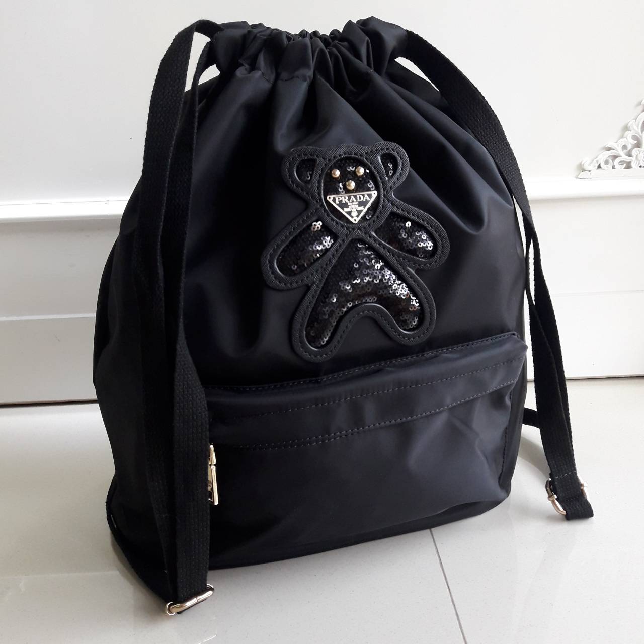 เป้ทรงใหม่ รอบนี้ ก็มานะคะ กระเป๋าทรงเป้หูรูด Nylon Backpack ทรน่ารัก จากงานพรีเมี่ยมกิ้ฟ จากเคาเตอร์ต่างประเทศ ด้านหน้ามีช่องซิปใส่ของ หยิบใช้ง่าย ด้านในเปิดปิดด้วยหูรูด มีช่องแยกด้านในอีกค้า ด้านหลังมีช่องซิปเก็บของสำคัญ เพิ่มอีกช่อง **ขนาดกำลังดีคะ ใบน