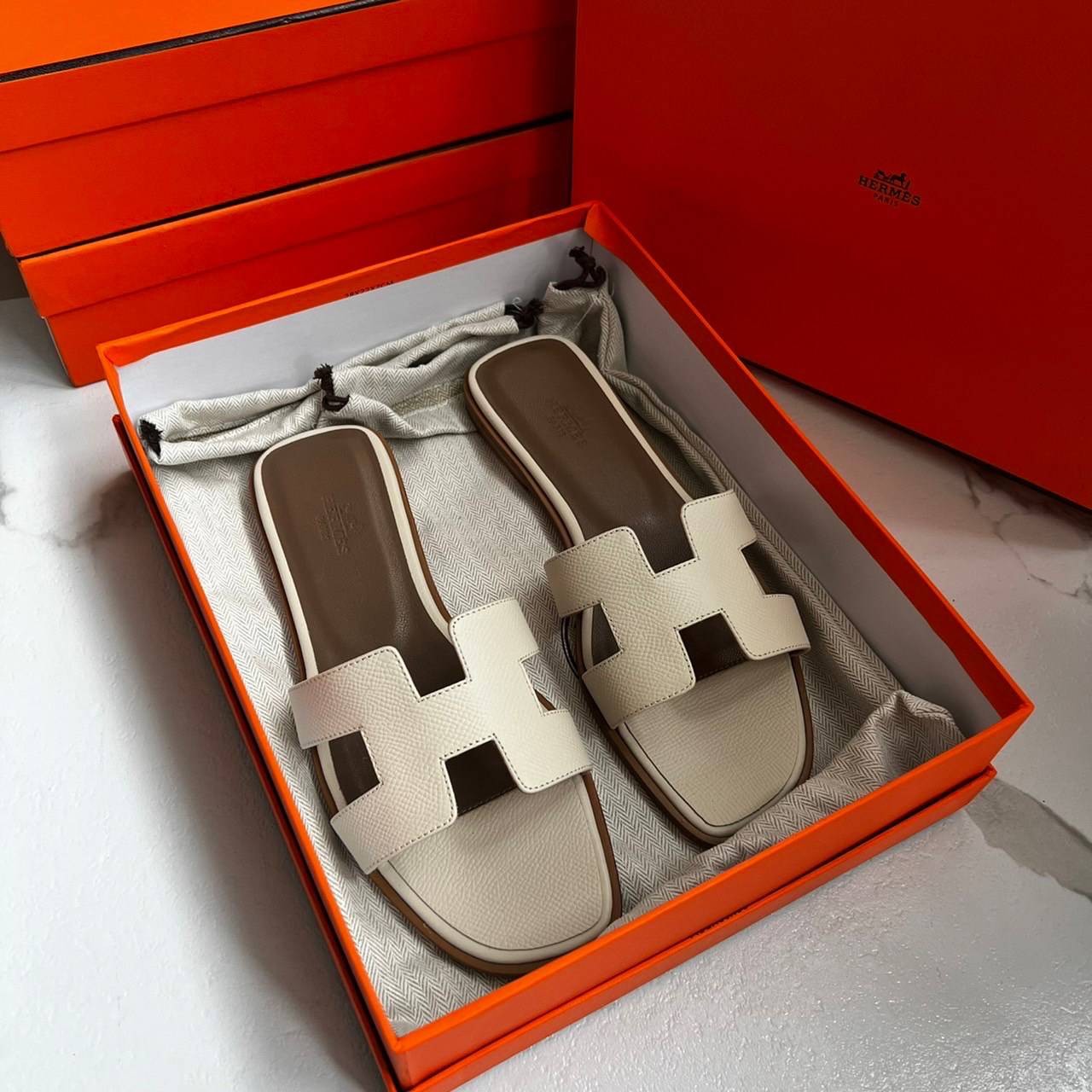 หนังแท้ Hermes sandal Epsom leather รองเท้าแตะงานสั่งตัตใช้สลับแท้ เกรดออริจินอล 1:1 เกรดเหมือนสุด มี series code ทุกคู่ งานตัดเย็บปราณีตละเอียด ใส่สบาย ไม่ลื่น ใช้ทนนาน เกรดนี้คุ้มมาก ไม่ผิดหวังค่ะ ภาพสินค้าถ่ายจากงานขายจริง ใช้งานต่างประเทศได้