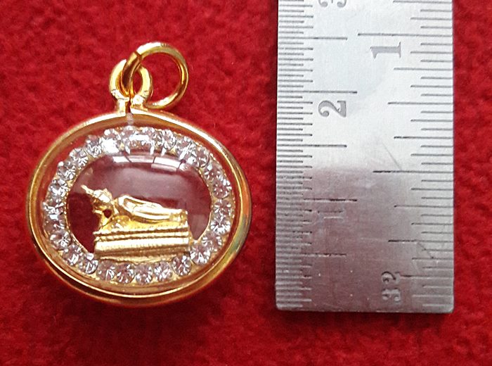 จี้พระประจำวันเกิดวันอังคาร ปางไสยาสน์ องค์ใหญ่ล้อมเพชรเลี่ยมทองไมครอนพร้อมใบคาถาค่ะ