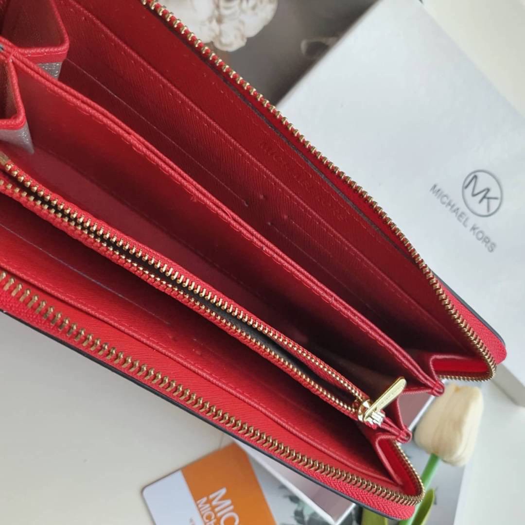 MICHAEL KORS SAFFIANO WALLET กระเป๋าสตางค์ใบยาว หนัง SAFFIANO ซิปรอบ สวยหรู มาก อะไหล่ปั้มโลโก้แบรนด์ ด้านในมีช่องใส่บัตร เยอะม้ากกก อีกด้านมีช่องแบงค์ + ซิปใส่เหรียญ จุของได้เยอะจริงๆ ได้ สวยหรูดูดี อุปกรณ์ครบ รีบคว้าเลยคะ!