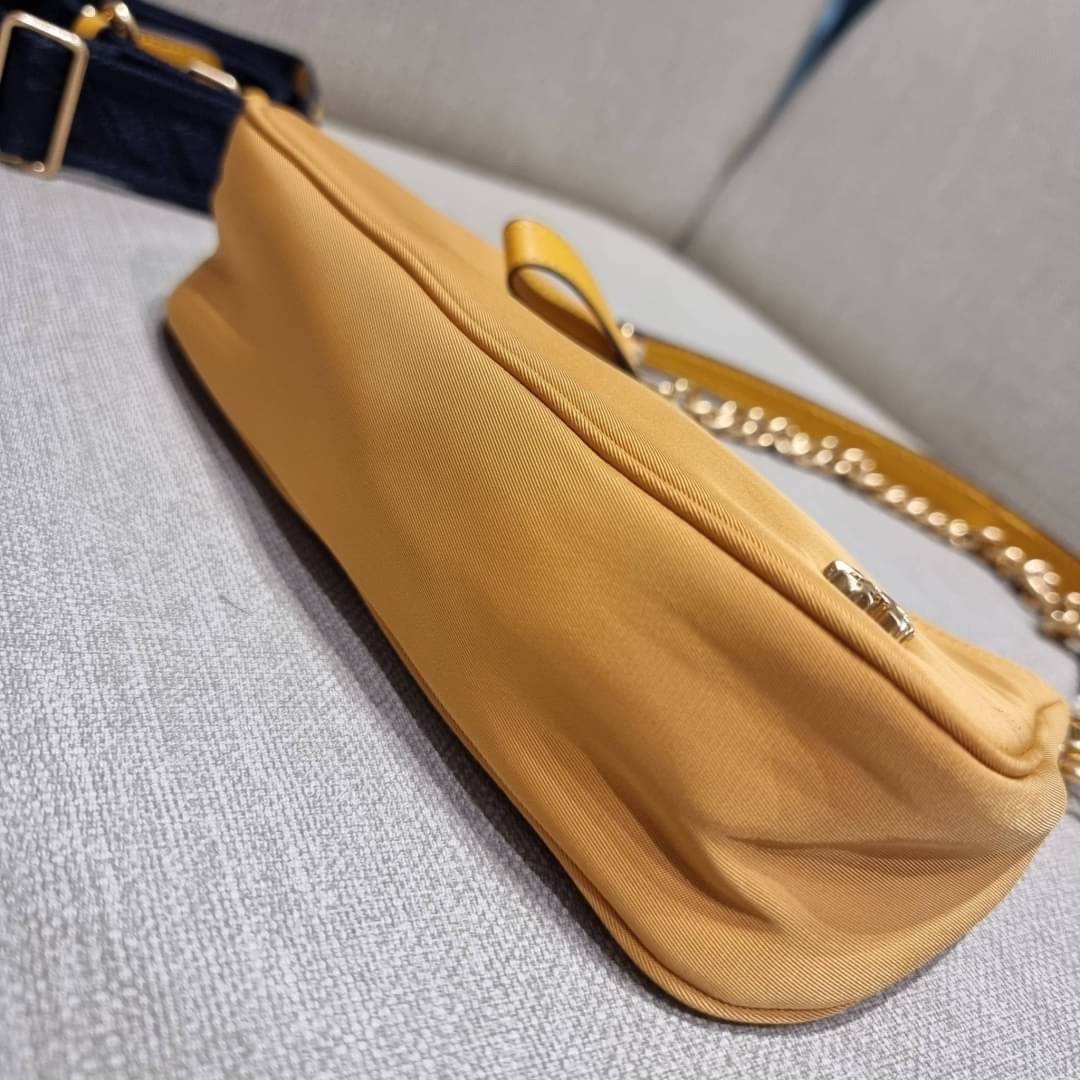 TORY BURCH MERCER NYLON SMALL SHOULDER BAG ใหม่ก่อนใคร!! กับคอลหวานๆ สดใสๆ กระเป๋าสะพายทรงโฮโบ ขนาดกะทัดรัด ฟังก์ชั่นการใช้งานจัดแบบเต็มที่ ด้วยสายสะพายถึง 3 เส้น สายโซ่คล้องแขน สายหนังแบบสั้นคล้องไหล่ และสายสปอร์ตเส้นใหญ่ ดูดี!! คุ่มแค่ไหนคิดดู!! วัสดุผ้