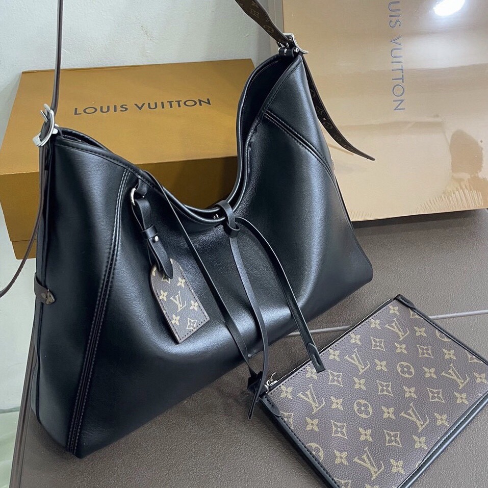 LV CarryAll Vibe MM ใหม่ล่าสุด กระเป๋าสะพายทรงโท้ทใบใหญ่ สวยหรูดีไซน์เรียบง่ายคลาสสิค ดูผู้ดี มาพร้อมใบลูกลายโมโนแกรมสุดไอคอนิก รูปทรงสวยตลอดกาล ใช้ได้กับทุกลุค ทุกโอกาส ภายในโล่งกว้างมาก ใส่ของสำคัญได้ครบแน่นอนจ้า