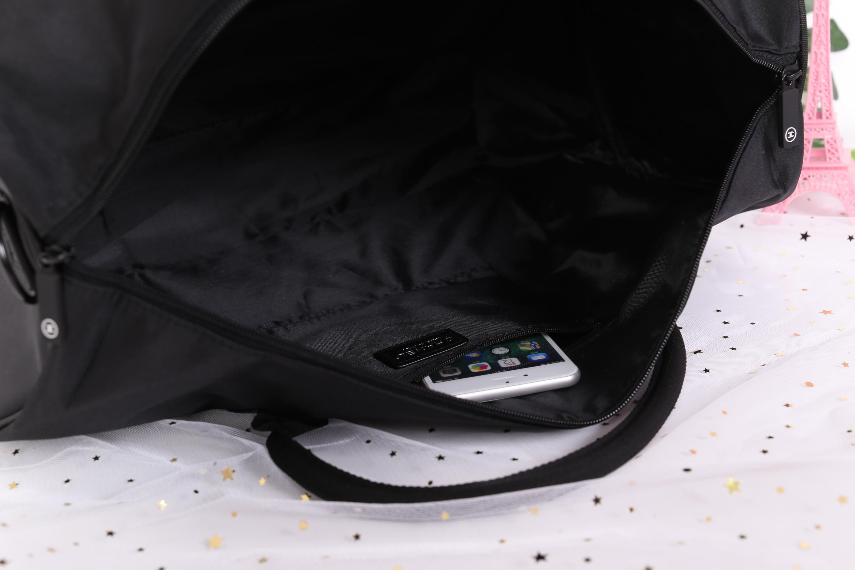 Chanel Duffel / Travel Bag กระเป๋าแบรนด์ Chanel VIP gift Bag ของแท้ 100% ใช้เป็นกระเป๋าเดินทางหรือหิ้วไปฟิตเนส ไปยิม เก๋ๆก็ได้ค่ะ หัวซิปปั้มโลโก้ ด้านในเป็นช่องกว้าง และมีอีกหนึ่งช่องซิป ทำจากผ้าหนาผิวมัน กันน้ำได้ ดูเรียบ แต่หรู มาพร้อมสายยาว ถอดสายได้ ก