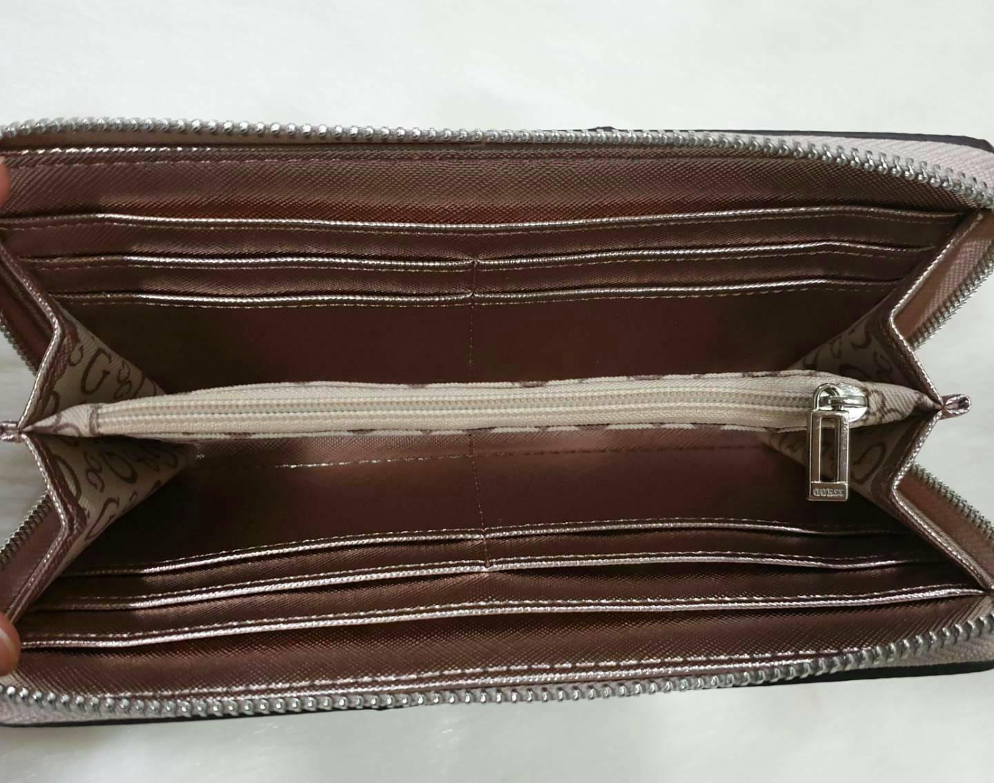 Guess women zip around long wallet กระเป๋าสตางค์หนังทรงซิปรอบลาย G ด้านหน้าติดโลโก้แบรนด์ด้วยโลหะสวยหรู ภายในมีช่องใส่ธนบัตร ช่องใส่บัตรหลายช่อง มีช่องซิปใส่เหรียญ สามารถใส่ไอโฟนพลัสได้ สวยคุ้ม น่าใช้มากๆค่า