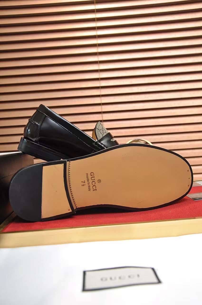 GUCCI Loafers for Men เกรดออริจินอล รองเท้าโลฟเฟอร์กุชชี่ ให้ลุคดูภูมิฐาน หรูหรา เข้ากับทุกชุด ทุกโอกาส วัสดุหนังแท้และแคนวาสอย่างดี ใส่สบาย ไม่กัดเท้า บล็อคมาตรฐาน 1:1 เป็นรองเท้าที่คุณผู้ชายควรมีติดตู้ภาพถ่ายจากงานขายจริง ใช้งานต่างประเทศได้