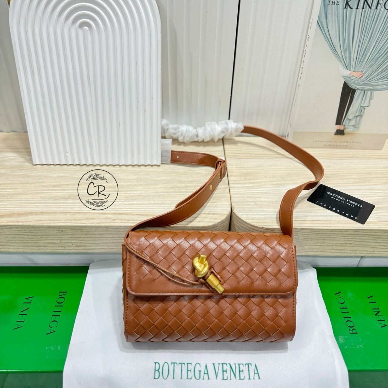 Bottega Veneta Andiamo Shoulder Bag กระเป๋าสะพายสุดชิค ถือเป็นคลัชหรือสะพายได้ ดีไซน์หนังสานตารางสวยโดดเด่นเป็นเอกลักษณ์ที่คงความเรียบหรูดูแพงไว้อย่างลงตัว