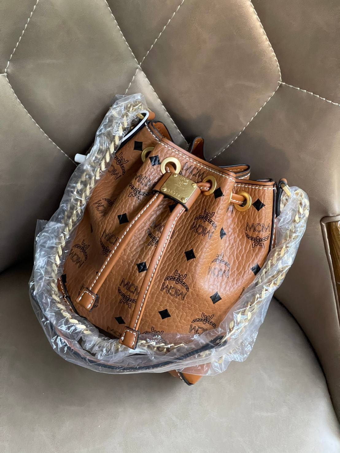 M.C.M SOFT BERLIN VISETOS DRAWSTRING MINI BAG สำหรับสาวๆสายแฟชั่นที่ชอบรายละเอียดแบบชิคๆขอแนะนำสำหรับรุ่นนี้ เป็นกระเป๋าที่สามารถจุของได้กำลังดี