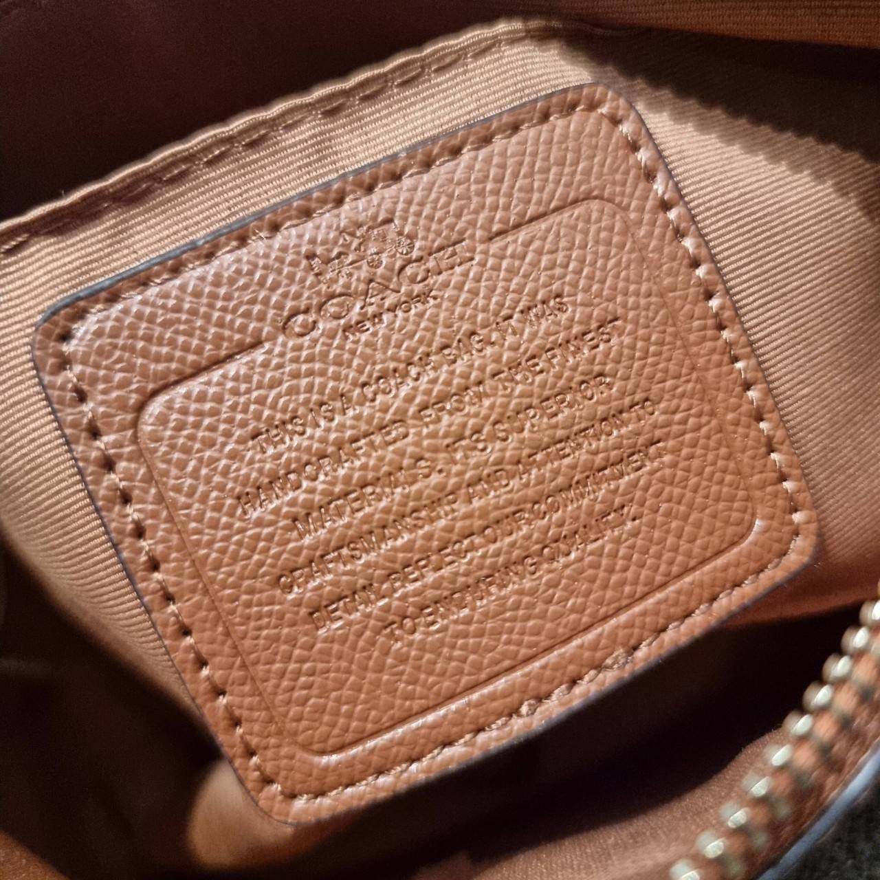 COACH F36674 TOP HANDLE POUCH IN SIGNATURE WITH SNOOPY PRINT คอลเลคชั่นใหม่ ในสไตล์พอช มาให้ช้อปก่อนใครในไทยจ้า น่ารักน่าใช้ไปอีกกับกระเป๋าสะพายทรงฮิตตลอดกาล ด้วยดีไซน์ที่ออกมาให้ใช้งานได้ง่าย ขนาดกำลังเหมาะ วัสดุแคนวาสทนทาน ดีไปหมดขนาดนี้!! คุณลูกค้าถึงส