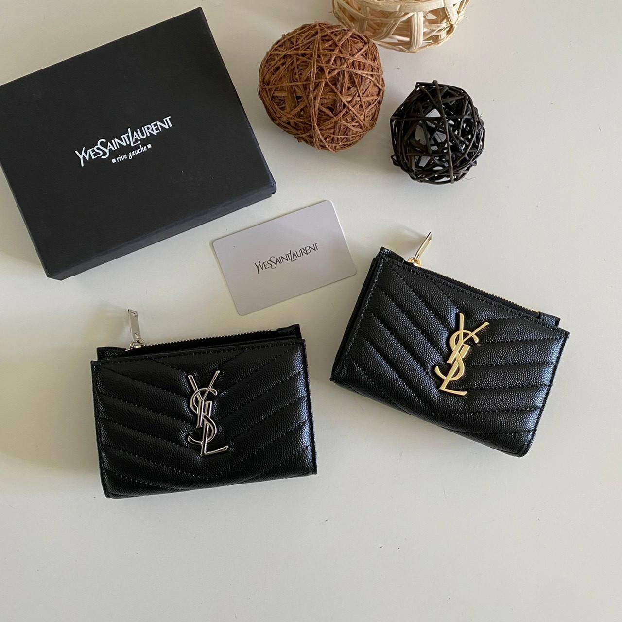 VIP GIFT 】หนังแท้ YSL SAINT LAURENT Monogram Zipped Bifold Wallet มาแล้วจร้า ถามหากันเยอะมากๆ กระเป๋าสตางค์ใบสั้นที่ใส่แบงค์ ใส่บัตร ใส่เหรียญได้เยอะสุดๆ มีสองด้านซิปและพับ ใบเดียวครบจบเลย หนังสวยมาก ละเอียดสุดๆ