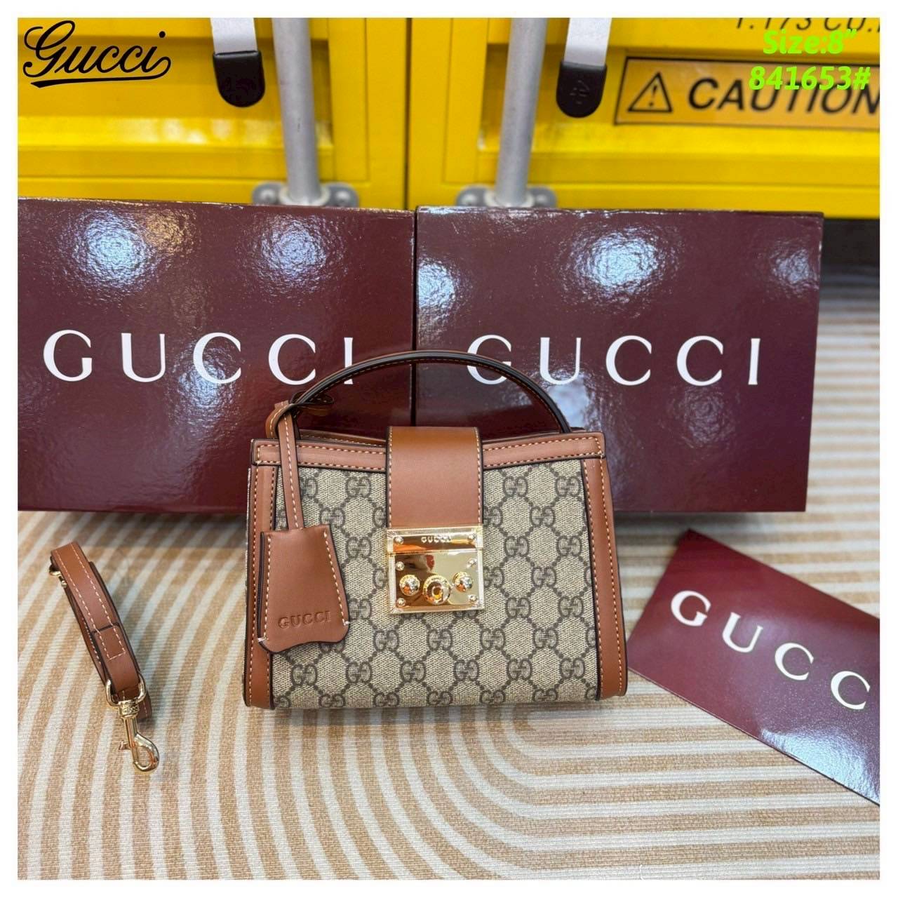 Gucci Padlock small top handle bag กระเป๋าสะพายใบไซส์มินิพร้อมหูจับ ในคอลเล็กชั่น Pre-Fall 2025 แพดล็อกนำเสนอรูปทรงในแบบร่วมสมัยที่สวมใส่ได้หลากหลายสไตล์ ชวนให้นึกถึงลวดลายอันเป็นเอกลักษณ์ของแบรนด์