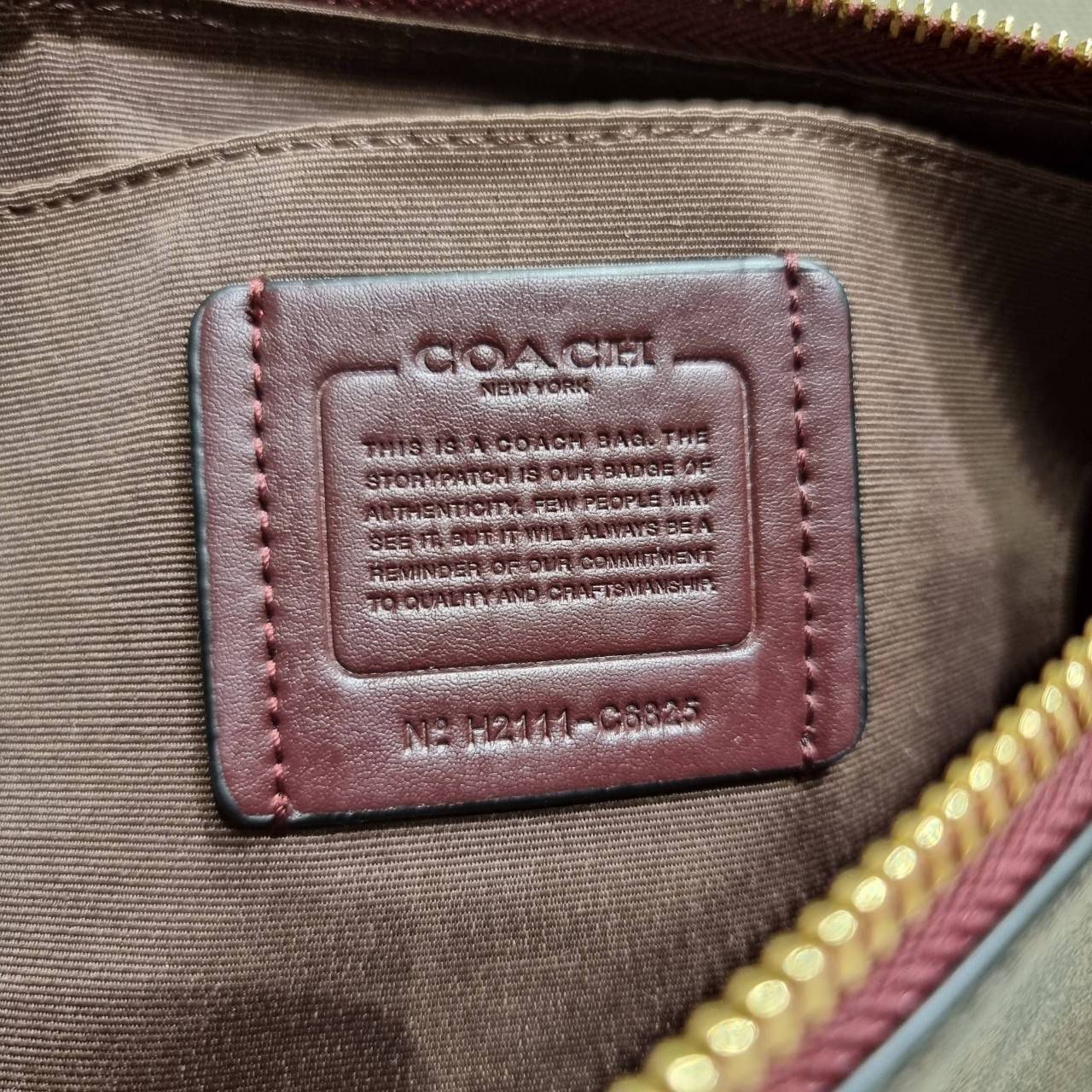 COACH C7264 C6823 C6817 JES BAGUETTE IN SIGNATURE CANVAS คอลเลคชั่นใหม่ล่าสุด พร้อมเสิร์ฟความสวยถึงบ้านเช่นเคย!! กระเป๋าสะพายทรงบาแกตต์ ดีไซน์ย้อนยุค ที่แอบแฝงความเรียบหรูดูแพงอยู่ในตัว โดดเด่นด้วยสายสะพายเส้นใหญ่ โทนสีคอนทราส ทำให้ไอเท็มนี้ดูมีลูกเล่นมาก