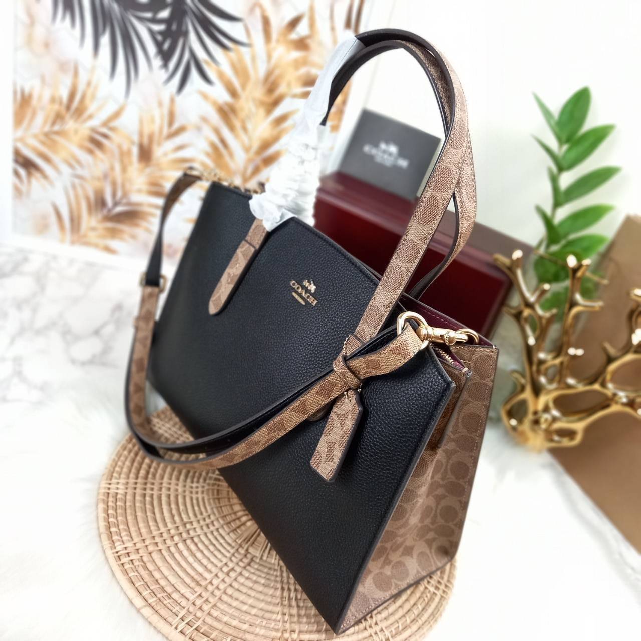 COACH CHARLIE CARRYALL IN SIGNATURE CANVAS (31210) ðšāđāļĢāļĩāļĒāļāļŦāļĢāļđ āļāļĨāļēāļŠāļŠāļīāļ//āļāļĢāļ°āđāļāđāļēāļāļ·āļ āļāļĢāļ°āđāļāđāļēāļŠāļ°āļāļēāļĒ āļāļĢāļ TOTE āļŠāļļāļāļŦāļĢāļđāļŦāļĢāļē āļāļĩāđāļāļāđāđāļāđ āđāļĄāđāļāļģāđāļ// āļ§āļąāļŠāļāļļāđāļāļāļ§āļēāļŠ āļāļŠāļĄāļŦāļāļąāļāđāļāđāļāļļāļāļ āļēāļāđāļĒāļĩāđāļĒāļĄ āļĢāļđāļāļāļĢāļāđāļāļāđāļāđāļ āļĨāļēāļĒ SIGNATURE āļŠāļ§āļĒāļĄāļēāļ// āļāđāļēāļāđāļāļĄāļĩ 2 āļāđāļāļāđāļĨāđāļāļāļ§āđāļēāļ āđāļĨāļ°āļāļĩāļ 1 āļāđāļāļāļāļīāļāļ