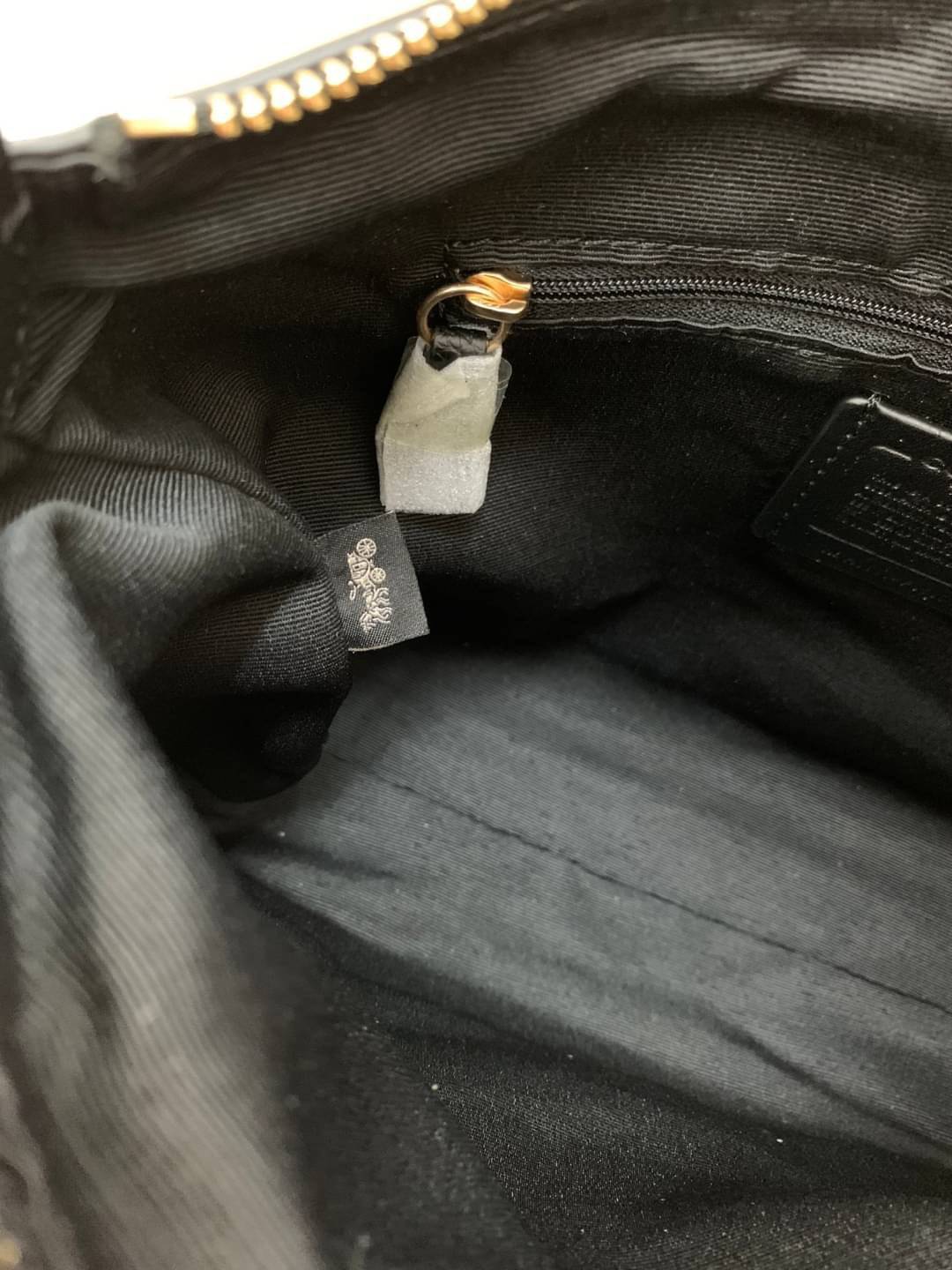 COACH SMALL MARLON SHOULDER BAG ((1600//1597)) 🌈พร้อมส่งที่ไทยอีกครั้ง ตามคำเรียกร้อง ห้ามพลาด! กระเป๋าหิ้ว//คล้องไหล่//สะพายข้างได้ หนังแท้ ทรงสวยมากค่ะ ด้านหน้ามีช่องซิปซ่อนแบบหนังห้อยให้2ช่อง ใส่ของจุกจิกค่ะ เปิดปิดกระเป๋าแบบซิป ภายในกว้างใส่ขอ