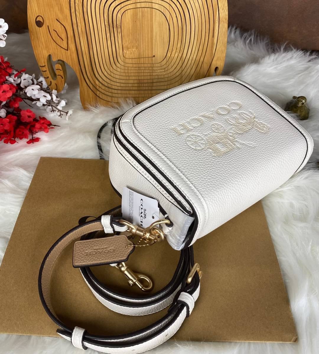 OUTLET 】COACH SADDLE BAG WITH HORSE AND CARRIAGE (COACH C4058) หนังกรวดละเอียดภายในกระเป๋ามัลติฟังก์ชั่น กระดุมแม่เหล็ก ซับในผ้านอกกระเป๋าเปิด สายสะพายถอดได้ สายสะพายยาว 22" สำหรับสะพายไหล่หรือ crossbody