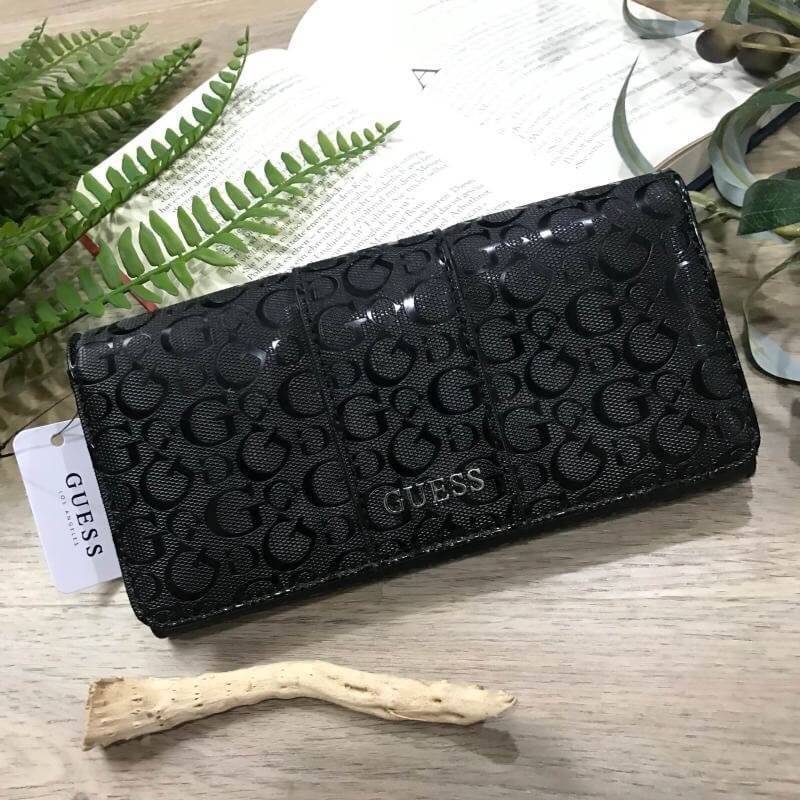 GUESS FACTORY WOMEN'S WALLET กระเป๋าสตางค์ใบยาว3พับดีไซน์ยอดนิยมหนังปั้มโลโก้รอบใบด้านหน้าประดับโลโก้แบรนด์สวยหรู เปิดปิดด้วยฝาปิด ภายในมีช่องใส่รูป ช่องใส่ธนบัตร แบงก์พัน และช่องใส่บัตรหลายช่อง แยกเป็นสัดส่วน ภาพถ่ายจากสินค้าจริง ตัวจริงสวยน่าใช้ค่ะ