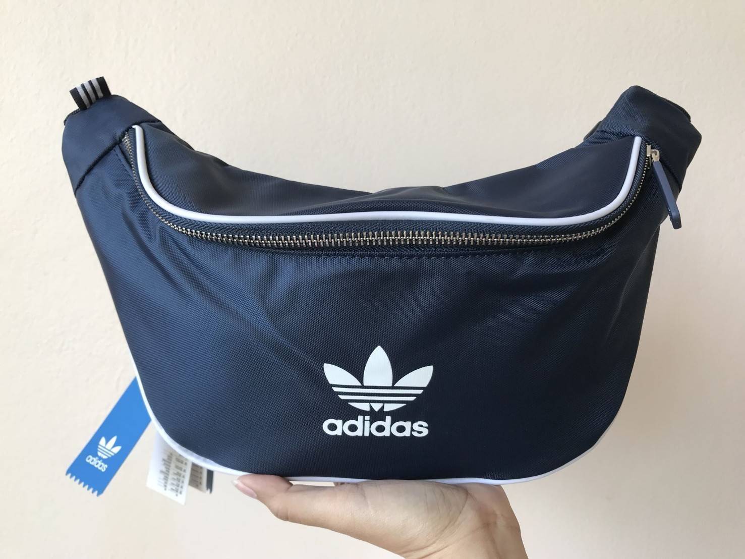 ADIDAS ORIGINALS ADICOLOR WAIST BAG ของมันต้องมี!! กระเป๋าคาดอก/คาดเอวสุดชิค ดีไซน์เรียบง่าย แต่สะพายแล้วเท่ คลาสสิคสุดๆ!! วัสดุ Nylon+Polyester กันน้ำได้ เปิด-ปิดฝากระเป๋าด้วยซิป หัวซิปปั๊มแบรนด์เป็น signature ภายในมีช่องโล่งกว้าง ใส่ของได้พอสมควร ใส่มือ