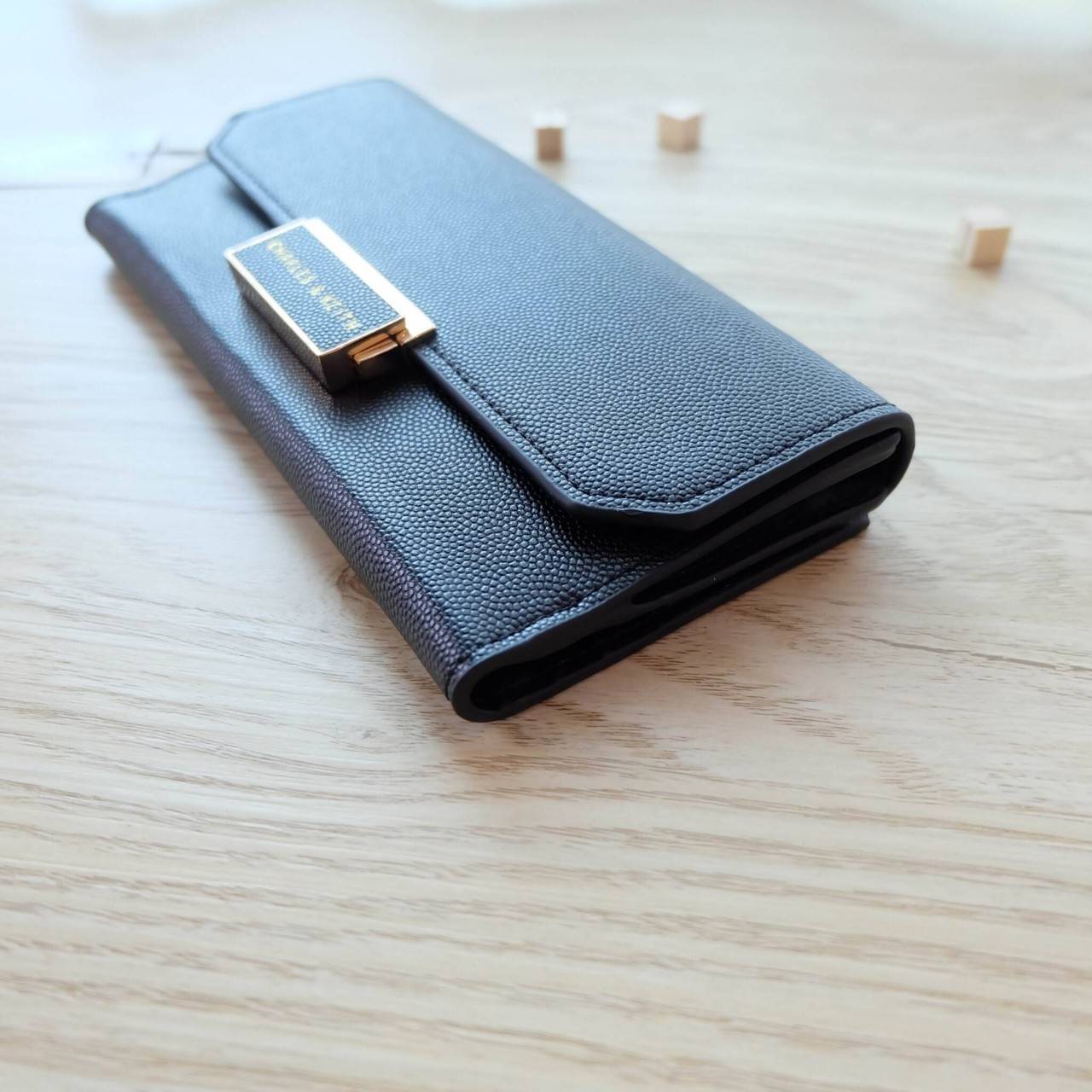 Charles & Keith Push-Lock Long Wallet กระเป๋าเงินใบยาววัสดุหนังลายคาร์เวียร์ ด้านหน้าปั๊มโลโก้แบรนด์ เปิดปิดแบบตัวล็อก ด้านในมีช่องซิปใส่เหรียญและธนบัตร ด้านหลัง มีตัวล็อคแบบกระดุม จุบัตรได้ถึง 12 ใบ รุ่นนี้สวยหรูเกินราคา ด้านหน้าเปิด - ปิดด้วยตัวกดล็อคทั