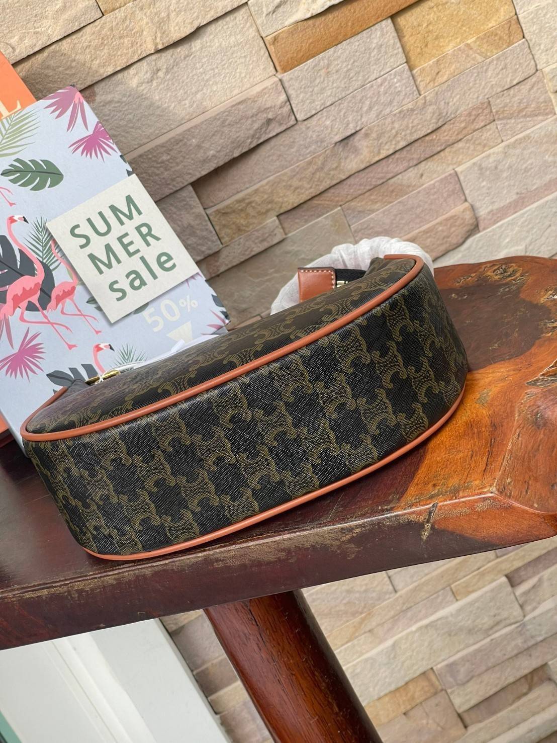 CELINE Vintage Classic Ava bag 1 ใน คอลเลคชั่น “Triomphe Canvas” มาพร้อมสายสะพายไหล่ที่ปรับความยาวได้ และเนื่องจากช่วงล่างของกระเป๋ามีขนาดใหญ่กว่าช่วงบน จึงทำให้ไม่เสียทรงเมื่อเราใส่สิ่งของอย่างกระเป๋าสตางค์หรือโทรศัพท์มือถือ หากดูภาพรวมแล้ว รุ่นนี้ออกแนว