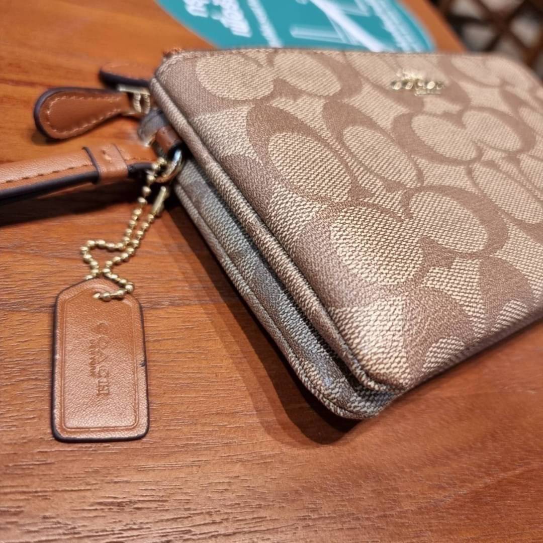 COACH F87591 DOUBLE CORNER ZIP WALLET IN SIGNATURE COATED CANVAS คล้องมือรุ่น 2 ซิป!! มาแล้วจ้า 🌟🤗 ไซส์นี้คือเหมาะมือจริงๆ พกง่ายเช่นเคย ไม่ต้องกังวลว่าจะเกะกะหรือกินพื้นที่กระเป๋าหลัก วัสดุหนังแคนวาสเคลือบลาย มีช่องหลักแยก 2 ช่อง ภายในบุผ