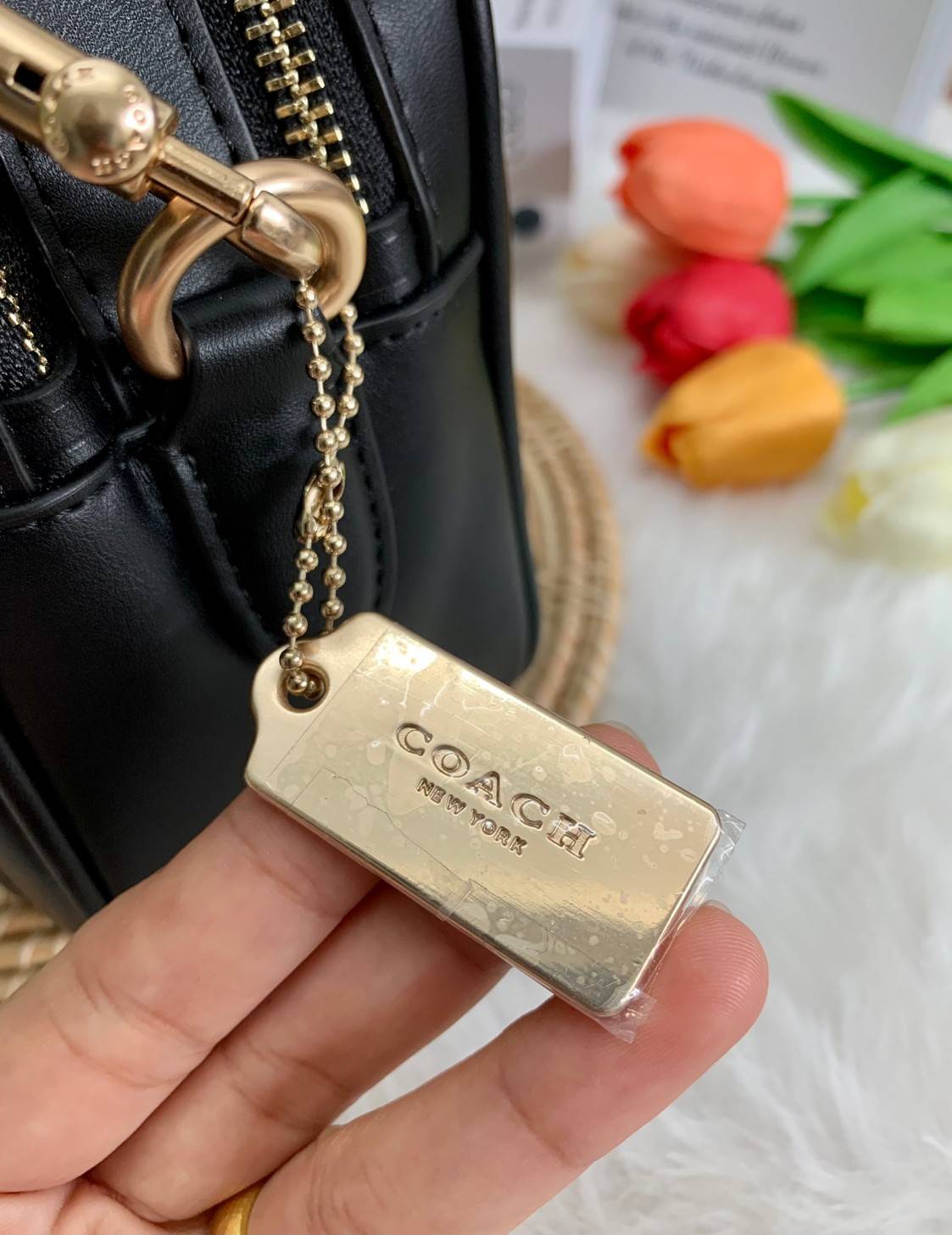 COACH C1569 JES CROSSBODY WITH LINEAR QUILTING ใหม่ล่าสุด!! กระเป๋าสะพายข้าง รุ่น 2 ซิป ใบใหญ่จุใจ ดีไซน์ใหม่ เพิ่มลูกเล่นให้ดูหรูหรายิ่งขึ้น วัสดุหนังสังเคราะห์บุเป็นลายเส้นสวยงาม เปิด-ปิดด้วยซิป 2 ช่องหลัก ใช้งานง่าย ทรงสวยมากๆรุ่นนี้ มาพร้อมสายสะพาย cr