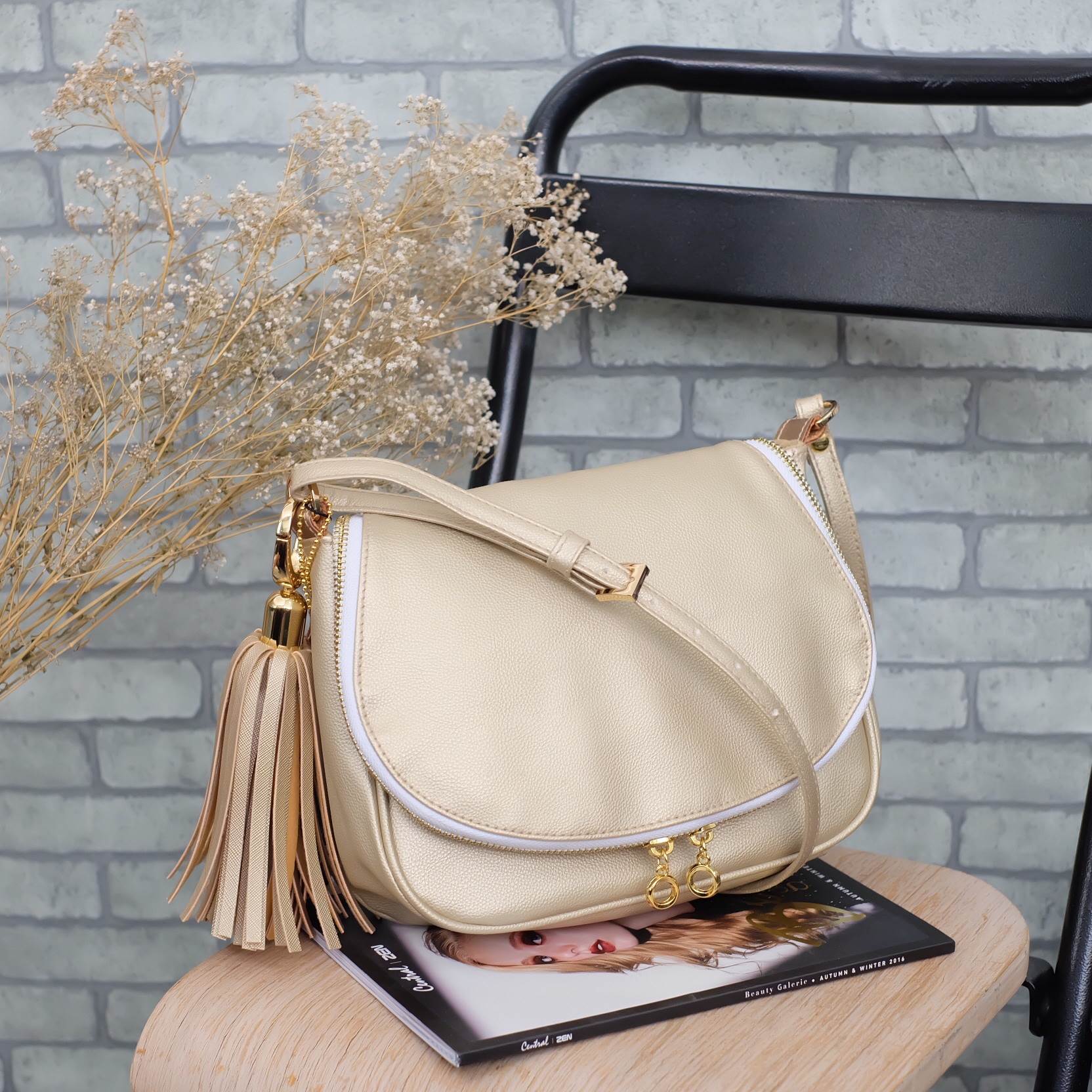 New Arrival! แบบมาใหม่ สวยๆ รับปีไก่ทองกันค่า วันนี้ทางร้าน ได้ รุ่น Limited edition จาก แบรนด์ KEEP -shoulder bag with key chain สี Light Gold มาคะ ใบนี้ แม่ค้า เฟริมว่า สวยเกินคำบรรยาย ค๊า