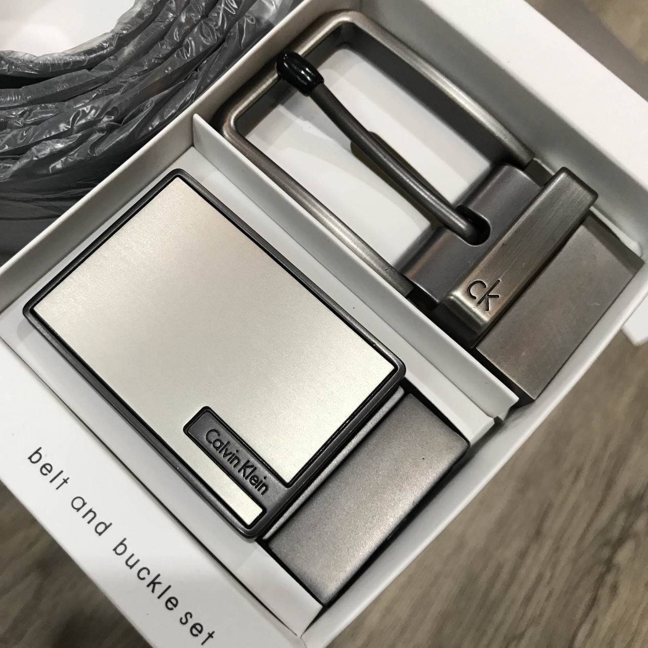 ห้ามพลาด! เซทสุดคุ้ม! ซื้อ1ได้ถึง2! CALVIN KLEIN REAL LEATHER BELT VALUE PACK Limited Edition เข็มขัดหนังแท้ พร้อมหัวเข็มขัด2แบบคุณภาพดีตามแบบฉบับของแบรนด์ สายเข็มขัดสามารถกลับด้านใช้ได้ทั้งสีดำและสีน้ำตาลเหมือนมี2เส้น2หัวสลับใช้ได้ไม่จำเจ มาพร้อมถุงกระดา