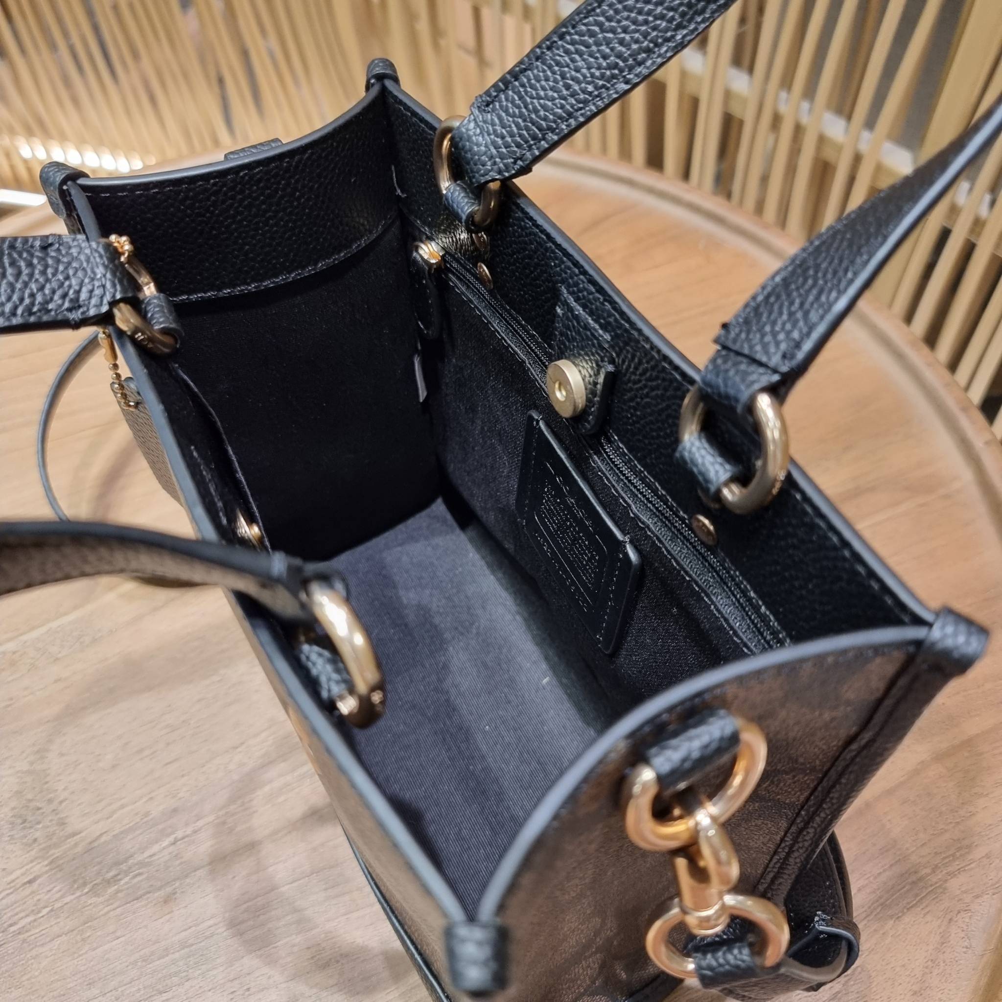 OUTLET 】COACH C5122 DEMPSEY TOTE 22 IN SIGNATURE CANVAS แรงดี กระหน่ำยอดสั่งซื้อมากจ้าแม่!! กระเป๋าทรงโท้ท 22 ที่ขนาดน่ารักน่าใช้มากๆ สาวๆถูกอกถูกใจกันนับไม่ถ้วน!! ฟังก์ชั่นการใช้งานสะดวกที่สุด มีทั้งสายคล้องในตัว และสายครอสบอดี้ ดีไซน์คลาสสิคเรียบหรู วัส