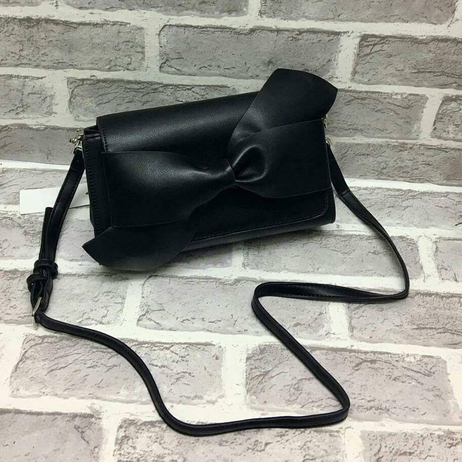 RESTOCK!! CHARLE & KEITH OVERSIZED KNOT CLUTCH กระเป๋าสะพายคลัช ออกแบบช่องเป็นรูปโบว์กระเป๋าทรงคลัช ดีไซน์สวยออกแบบช่องสอดมือเป็นโบว์ มาพร้อมสายสะพายยาวปรับได้ ถอดออกถือเป็นคลัชก็ได้ เปิด-ปิดด้วยกระดุมแม่เหล็ก ด้านในมี 1 ช่อง พกพาสะดวก ถือไปเดท ไปงาน สะพา