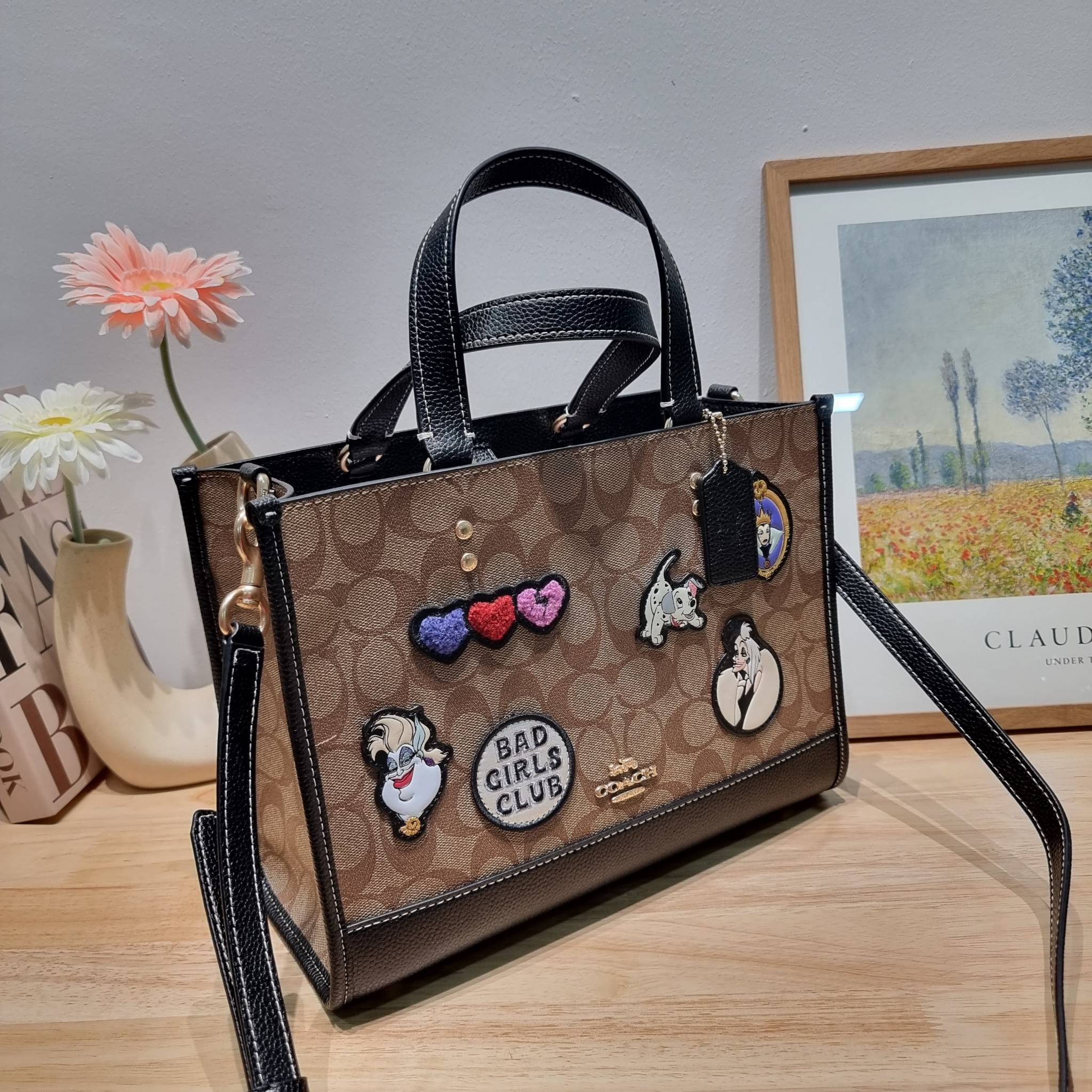 Coach Disney X Coach Dempsey Carryall In Signature Canvas With Patches CC873 คอลเลคชั่นใหม่ กับเหล่ายัยตัวร้าย ที่ไม่มีใครไม่รู้จัก!! กับกระเป๋าทรงโท้ท ไซส์ใหญ่ที่สามารถจุของได้แบบไม่ต้องกังวล ฟังก์ชั่นการใช้งานสะดวกที่สุด ดีไซน์ลวดลายแพทช์โดดเด่น มีทั้งส