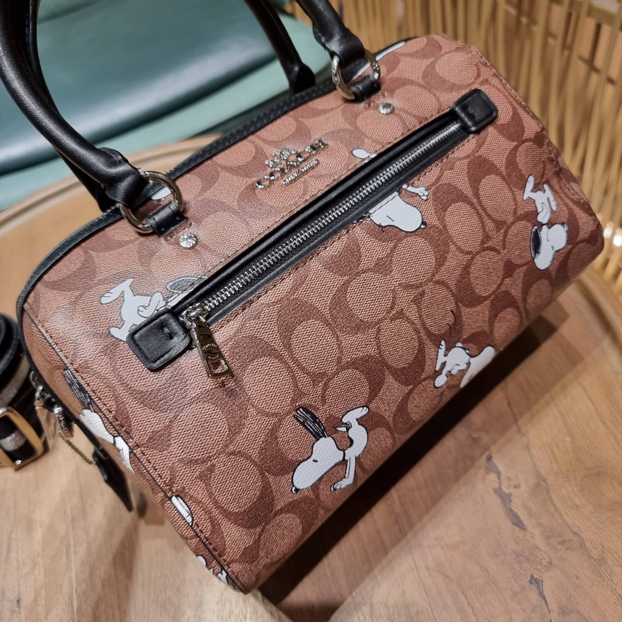 COACH C4118 COACH x PEANUTS ROWAN SATCHEL IN SIGNATURE CANVAS WITH SNOPPY PRINT สนูปพีที่สุดของคอลเลคชั่นแห่งความน่ารัก มาในดีไซน์ของกระเป๋าทรงหมอนยอดฮิต คลาสสิคใช้งานได้ไม่มีเบื่อ รอบนี้มาให้พร้อมสายสะพาย crossbody แบบสปอร์ต ทำให้ใช้งานได้อย่างกระฉับกระเ