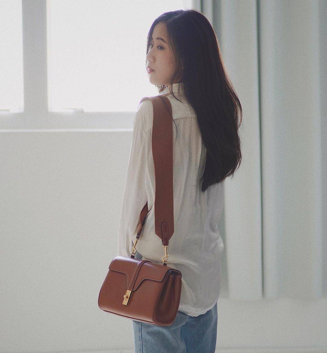 พร้อมส่งความสวย✴️นาทีนี้ต้อง CELINE TRIOMPHE CROSSBODY BAG SMOOTH CALFSKIN VIP GIFT WITH PURCHASE-GWP พรีเมี่ยมกิ๊ฟ Limited Edition จาก CELINE PERFUME DUTY FREE COUNTER วัสดุ หนังแท้ CALFSKIN ดีไซน์สวยหรูสุดคลาสสิคหนังเรียบสวยอยู่ทรงเปิดปิดด้วยฝาปิ