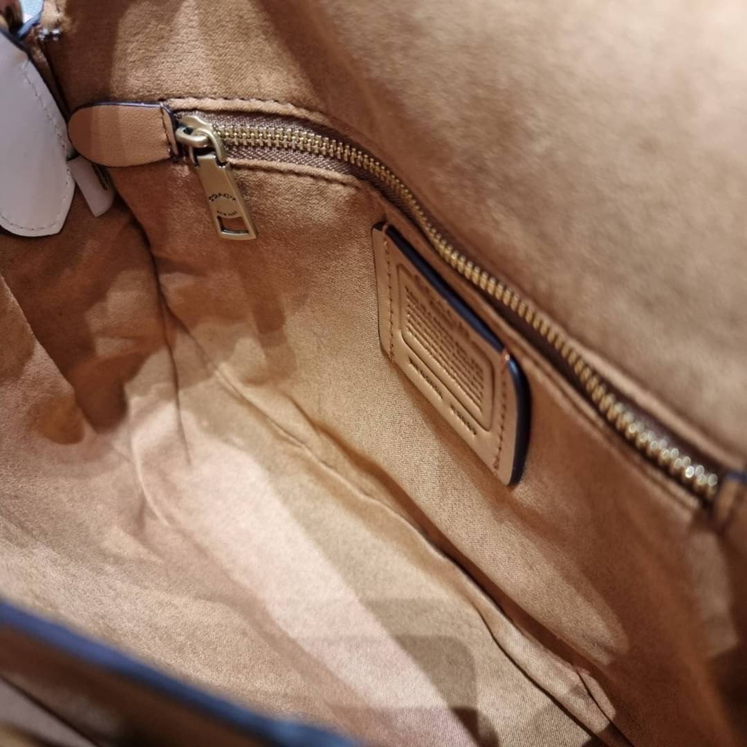 COACH C3837 BEAT SADDLE BAG WITH HORSE AND CARRIAGE PRINT The best item! ที่สาวๆรอคอย! ฮอตไฟลุก! สีหายาก ละมุนคุณหนู คอลเลคชั่นใหม่ ดีไซน์หรูหรา พิเศษมากๆมาพร้อมสายสะพาย 2 เส้น ใช้คู่กันหรือแยกสะพายก็สวยครบสูตร กระเป๋าสะพายทรง saddle คลาสสิค เปิด-ปิดด้วยก