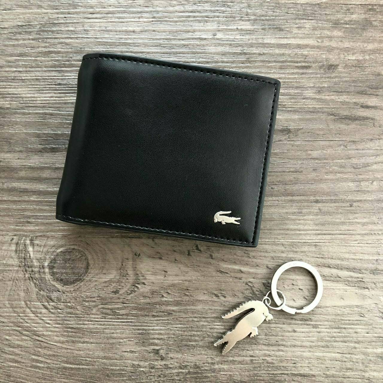 LACOSTE Short Wallet with Key Set กระเป๋าสตางค์ใบสั้น Set สุดคุ้มมอบให้เป็นของขวัญหรือใช้เองก็แนะนำค่ะ