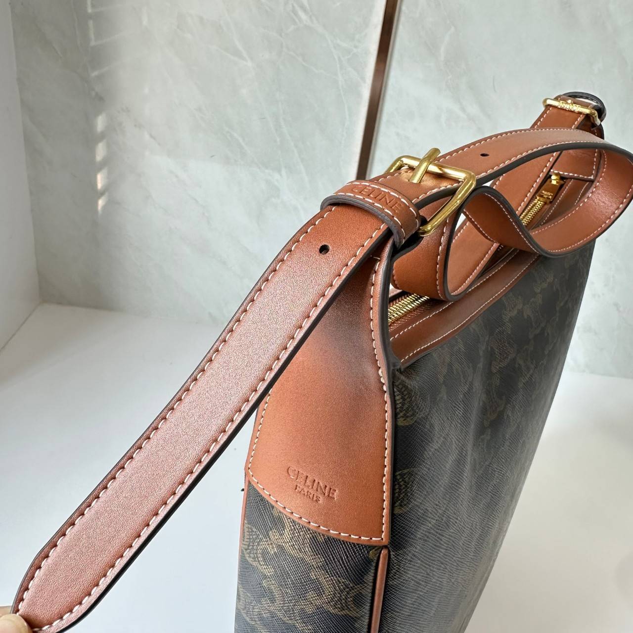 CELINE MEDIUM HELOÏSE BAG CUIR TRIOMPHE IN TRIOMPHE CANVAS AND CALFSKIN กระเป๋าสะพายทรง HOBO รุ่นฮอตตลอดไม่มีเอ้าท์ ใบใหญ่จะสัมภาระได้เยอะ