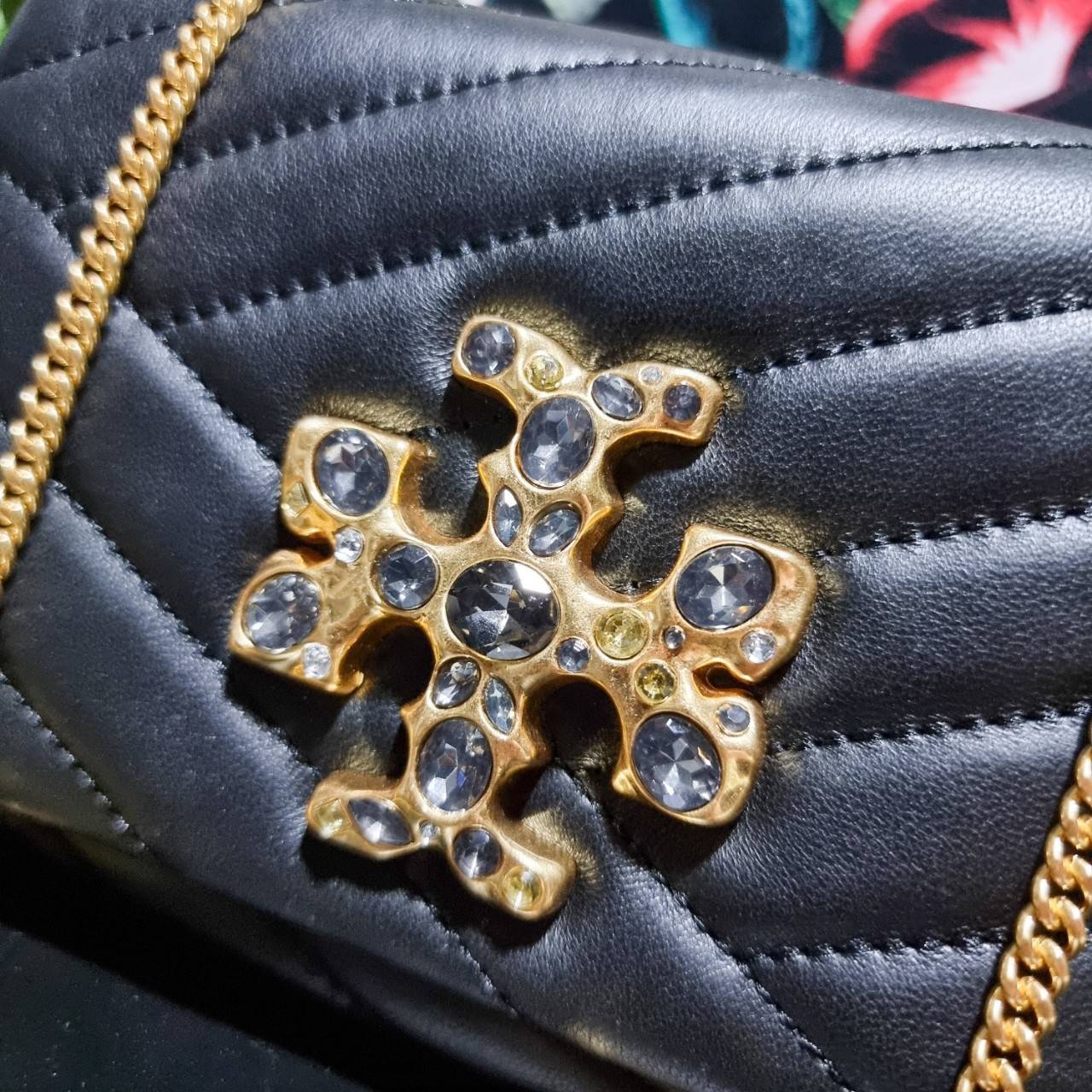 TORY BURCH KIRA CHEVRON EMBELLISHED LOGO MINI BAG ตามคำเรียกร้องจ้า!! ไซส์มินิ สะดวกใช้ พกพาง่าย สไตล์คุณหนู!! กระเป๋าสะพายข้าง ดีไซน์ทรงคลาสสิค โดดเด่นด้วยโลโก้ดีไซน์ประดับเม็ดสี เพิ่มมูลค่าและดึงดูดสายตามากขึ้น วัสดุหนังแกะ สัมผัสนิ่มมือ เปิด-ปิดด้วยกระ