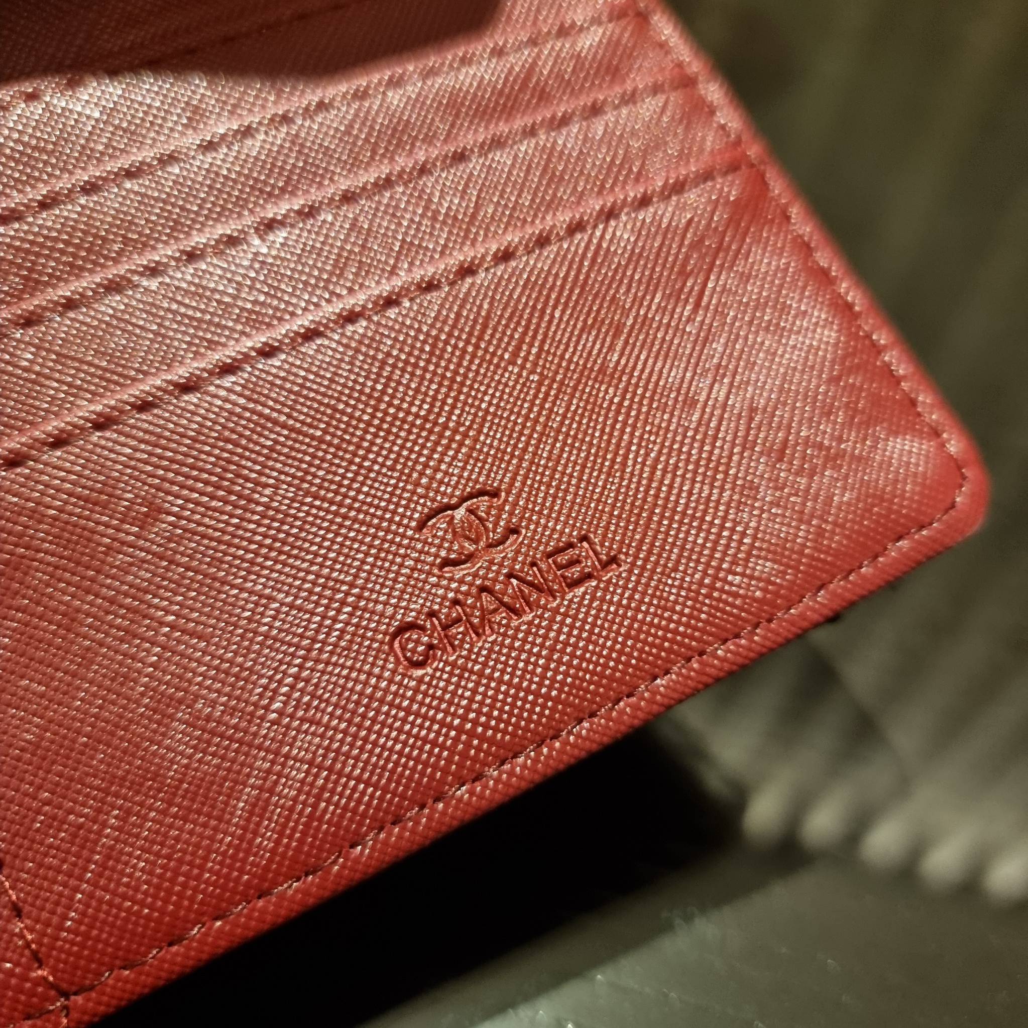 VIP 】กระเป๋าสตางค์ใบยาวรุ่นฝาพับที่ถามหากันมากที่สุด!! สวยรับทรัพย์จาก Chanel วัสดุหนังลายคาร์เวีย ลุคผู้ดีที่สุด เปิด-ปิดด้วยกระดุมแม่เหล็ก ภายในกระเป๋ามีช่องใส่บัตรได้เยอะ ใส่ธนบัตร ใส่เหรียญได้ มีช่องซิปแยกอีกหนึ่งช่อง ดีไซน์เรียบหรูดูคลาสสิค!! สาวๆห้า