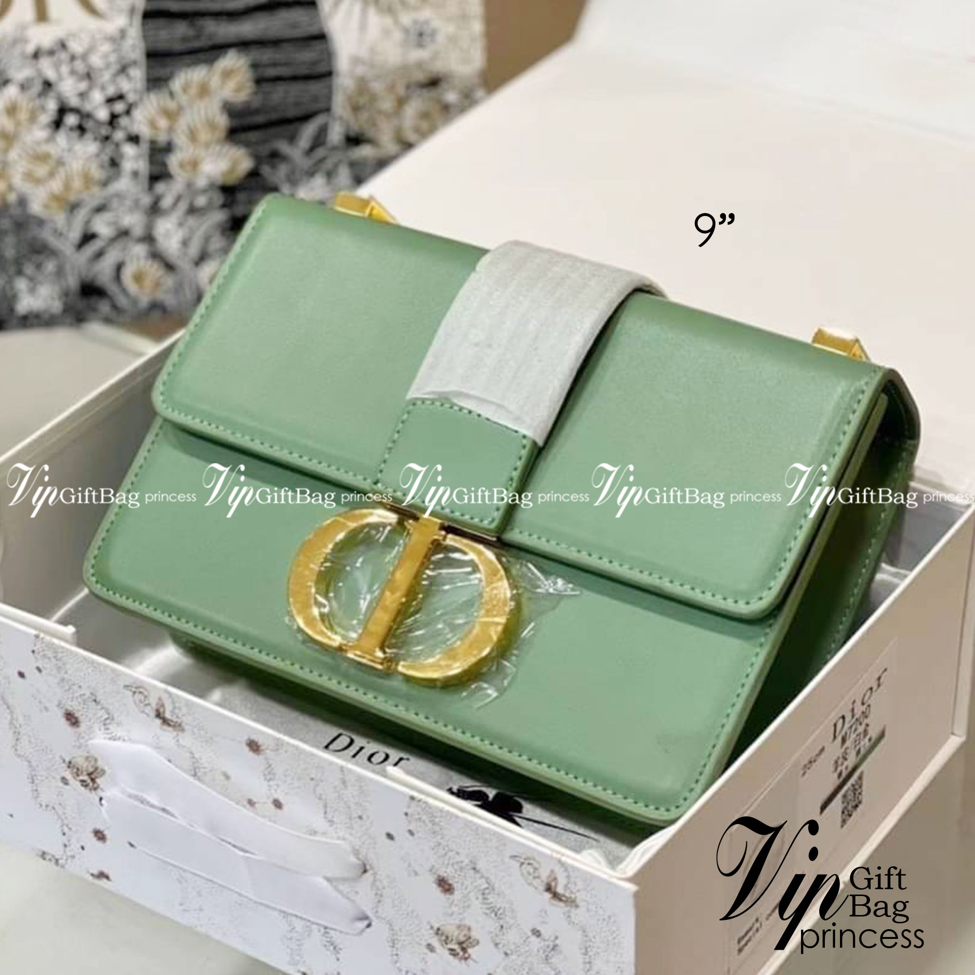 Dior 30 Montaigne Bag 9" รุ่นหนังเรียบ กระเป๋าสะพายดิออร์ เอกลักษณ์ของความหรู น้ำหนักเบา ไอเท็มหายาก!! Best seller!! ยกให้น้องเลย!! ดีไซน์เรียบหรูในความเป็นเอกลักษณ์ ใช้งานง่าย สะดวก ได้ทุกโอกาส แนะนำเป็น everyday bag ติดตัวไว้เลยจ้าสาวๆ พร้อมส่งที่ไ