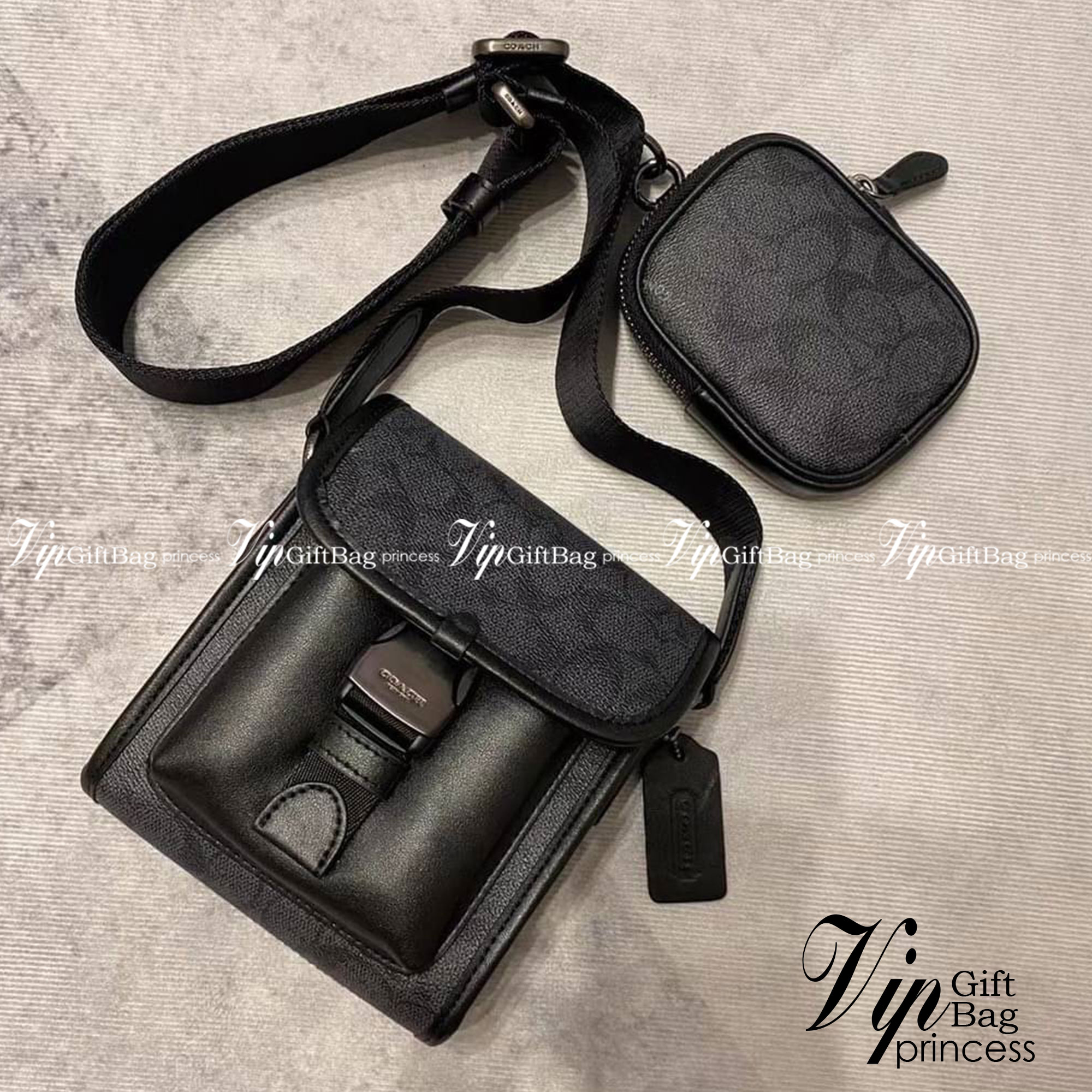 Coach C2600 Classic Logo Canvas Charter / COACH CHARTER NORTH/SOUTH CROSSBODY WITH HYBRID POUCH IN SIGNATURE CANVAS กลับมาเอาใจหนุ่มๆกันอีกครั้ง!! หล่อได้ไม่ซ้ำใคร กับไอเท็มสุดหรู กระเป๋าสะพายข้างรุ่นนี้ ดีไซน์ทรงกล่อง เรียบหรู วัสดุหนังแคนวาสสลับหนังแท้ 