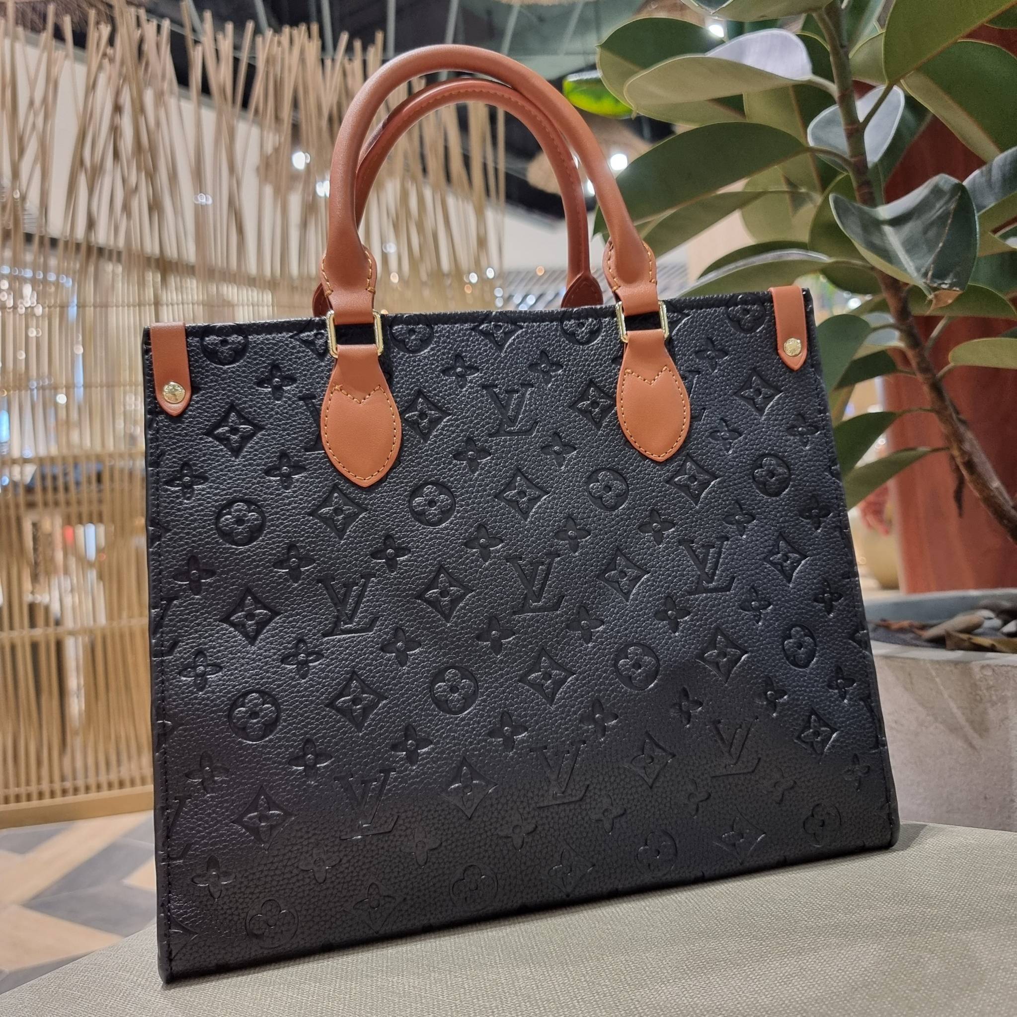 LV crossbody tote bag / LV Shopping Bag ดีไซน์สวยคม สมราคา ดูแพงไปอีก ด้วยดีเทลลายของหนัง crossgrain กระเป๋าทรงโท้ทคลาสสิค ผู้ดียืนหนึ่ง โทนสีใช้งานง่าย แมทช์ได้ทุกลุค มาพร้อมหูจับในตัว แบบหูหิ้ว และหูยาวสำหรับสะพายไหล่ เก๋มาก ชิคมาก ภายในโล่งกว้างมาก มีอ
