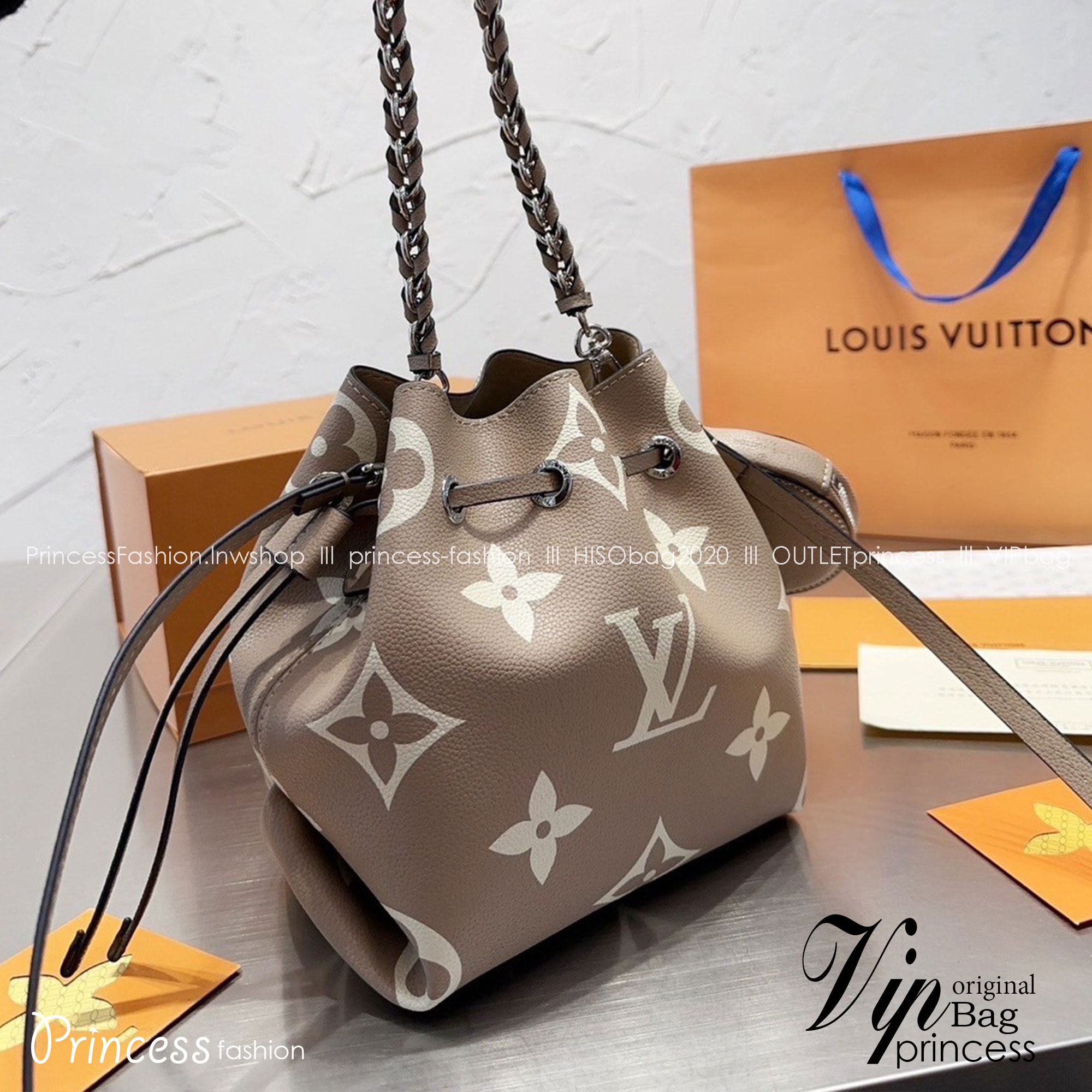 LV Neonoe Monogram Flowers 8" / LV Bucket Bag กระเป๋าสะพายทรงบัคเก็ต โดดเด่นด้วยการตกแต่งสายโซ่สลับหนัง รูดเปิด-ปิดปากกระเป๋าด้วยเส้นหนัง ภายในแบ่งสัดส่วนไว้สวย จุของได้ครบถ้วน แนะนำใช้เป็น everyday bag ได้เลยจ้า