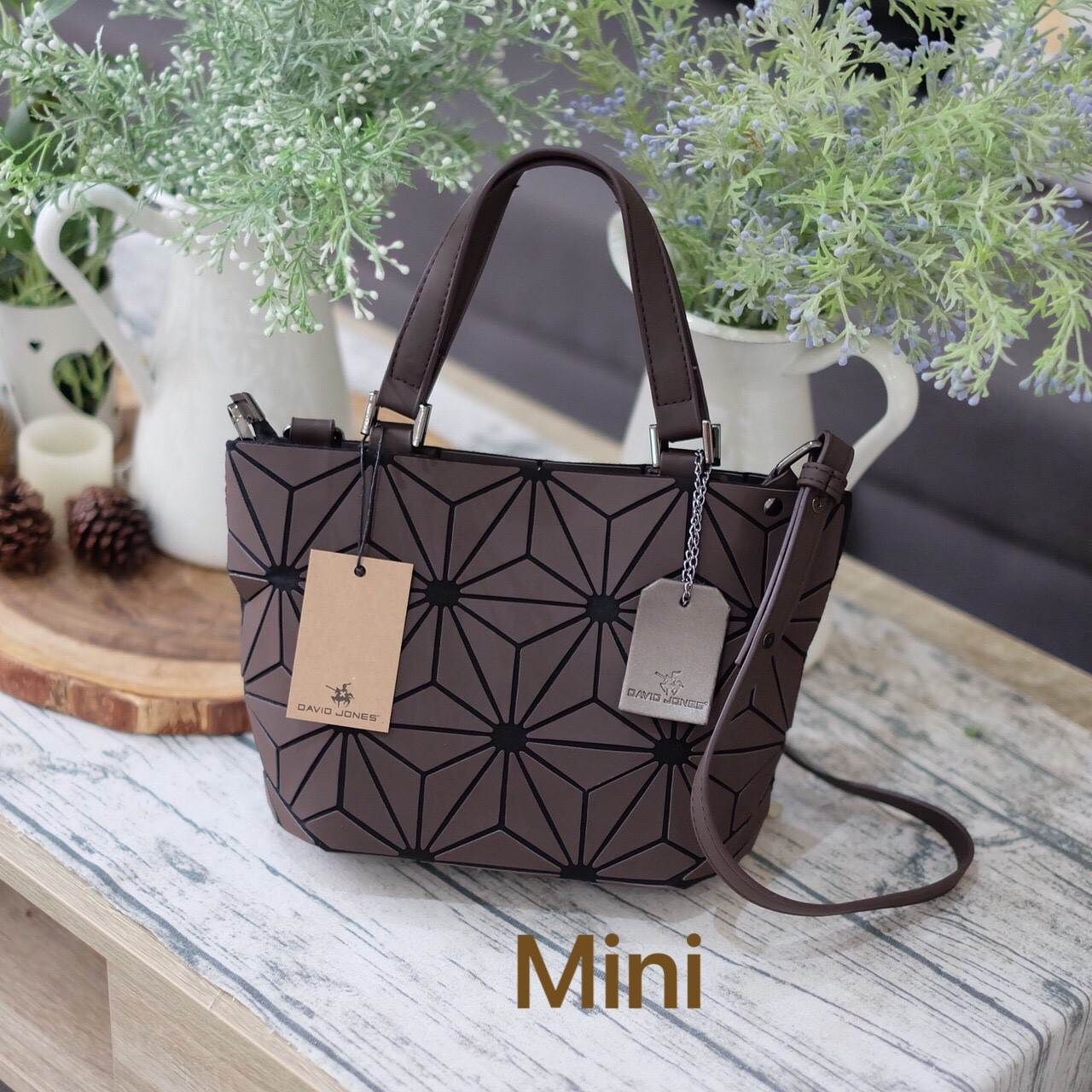 New Collection ka ' Matte Color ' ✨✨ สีด้าน มีให้เลือกถึง 4 สี 🍭🍭แถมยังลาย Limited edition หายาก 👍ปรับทรงได้ 2 แบบ น่ารักมาก จากแบรนด์ David Jones กระเป๋าสะพายข้างดีไซน์เกร๋มาก สีสวยหรูมาก ขนาดกะลังดีเลย น้ำ