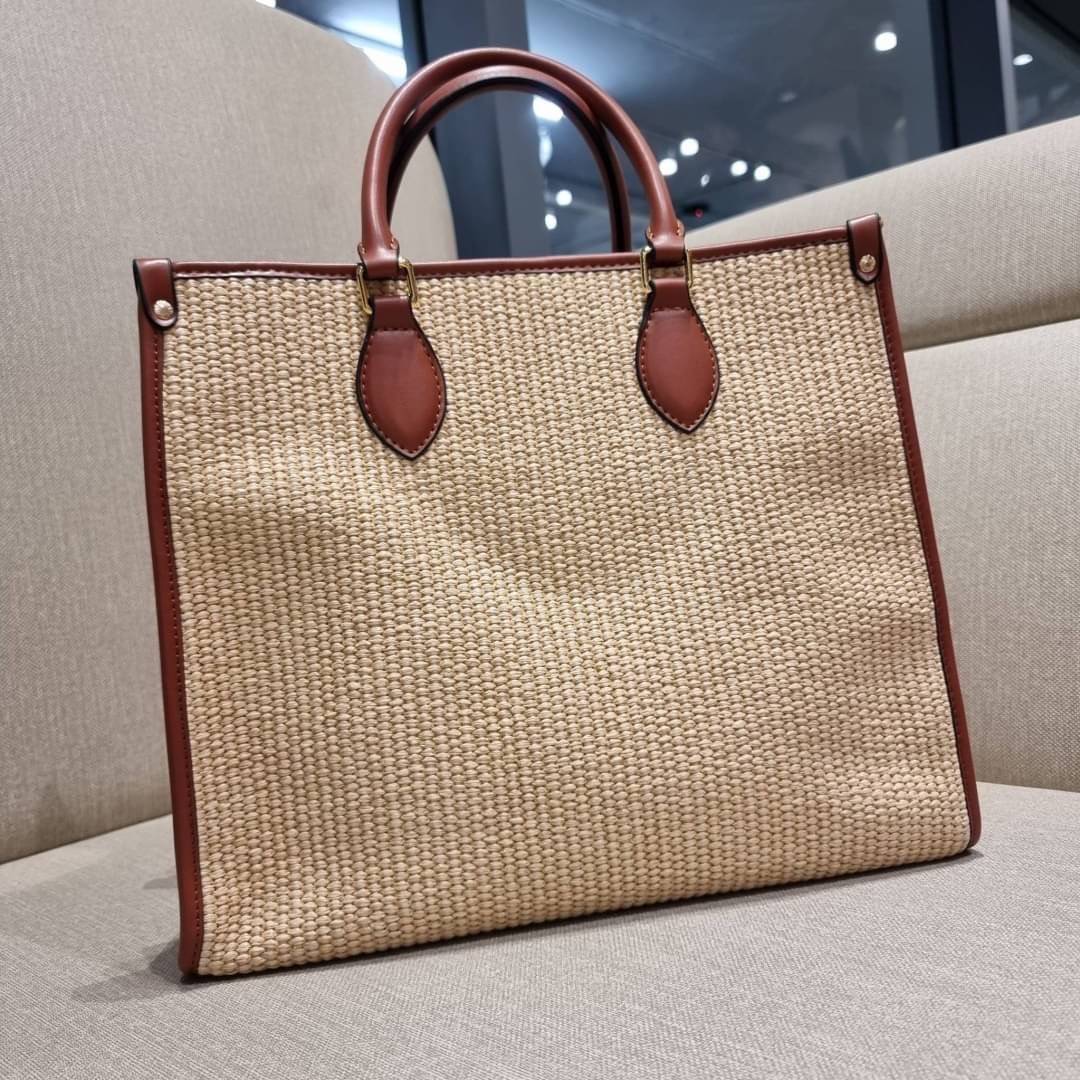 VIP 🥂 LV RAFFIA TOTE BAG ไอเท็มเอ็กซ์คลูซีพใหม่ล่าสุดก่อนใคร กระเป๋าสะพายใบใหญ่รุ่นลิมิเต็ด หายาก ด้วยวัสดุสังเคราห์จากธรรมชาติ สานเต็มใบออกมาเป็นลวดลายสวยงาม และยังโดดเด่นด้วยโลโก้ สีโทนอุ่น ทำให้ไอเท็มนี้ ดูดีน่าค้นหา ด้วยทรงโท้ทที่ทำให้สามารถจั