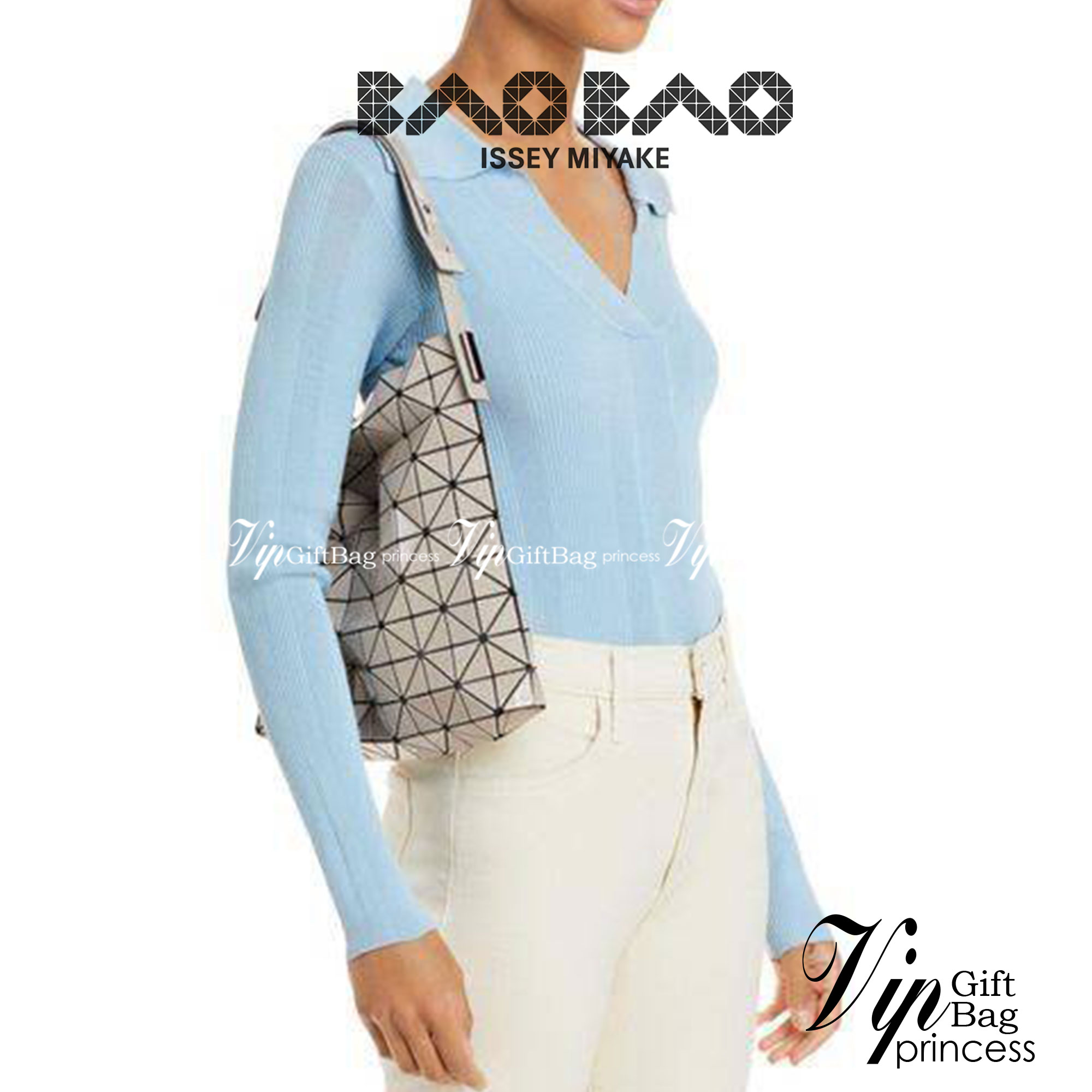 รุ่นใหม่ล่าสุด! พร้อมส่งที่ไทย! BAO BAO ISSEY MIYAKE BAGUETTE HANDBAG (LARGE) กระเป๋าสะพายไหล่จากทรงสวย วัสดุ 100% POLYVINYL CHLORIDE ด้านในใส่ของได้กำลังดีเลย ใส่ไอแพดมินิ กระเป๋าสตางค์ยาวได้ สมุดโน้ตได้สบายเลย วัยทำงานหรือวัยนักศึกษา อย่างน้อยต้องมีแบรน