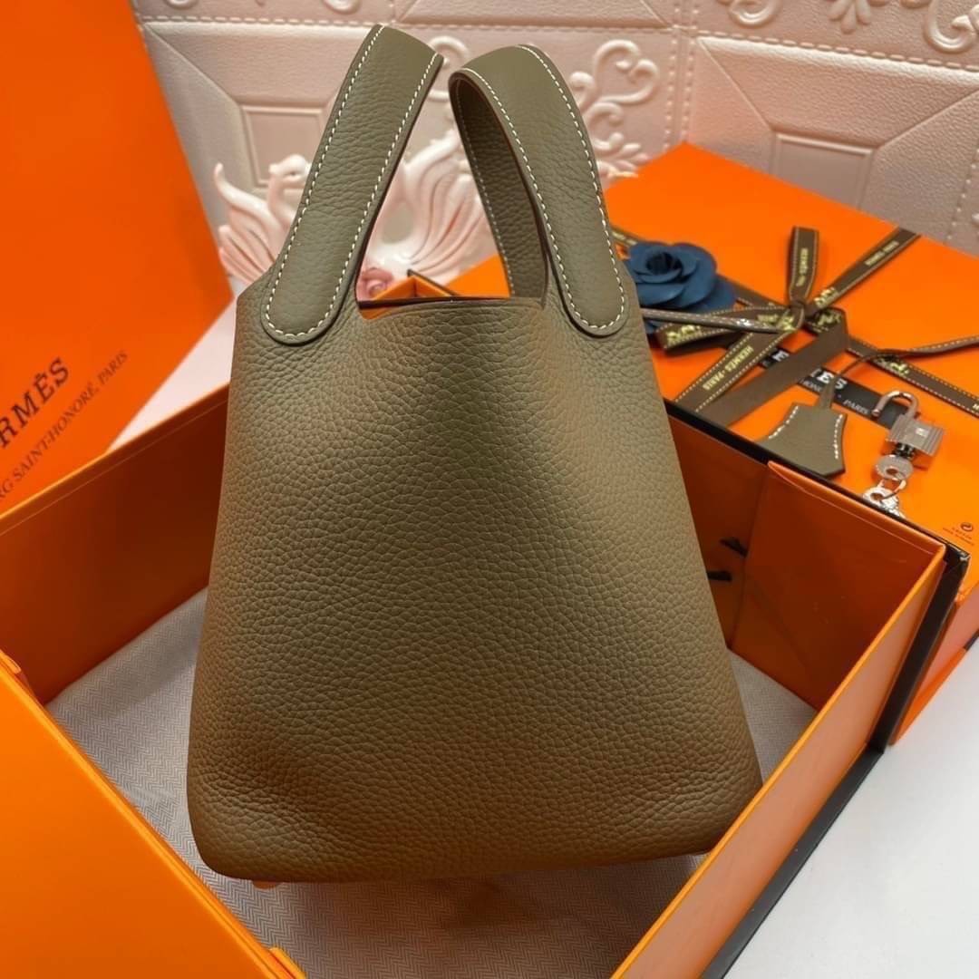 หนังแท้ Hermes Picotin Lock 18 bag กระเป๋าถือแบรนด์หรูระดับโลก งานเกรดออรินอล หนังแท้ทั้งใบ หนังมีลายทอริลลอนคล้ายของจริง มาพร้อมตัวล็อคเคลลี่ Kelly lock รูปทรงเรียบแต่หรู ใช้งานได้ทุกโอกาส ถือง่าย ใช้งานง่าย ภายในโล่งกว้าง ภาพสินค้าถ่ายจากงานขายจริง ใช้ง